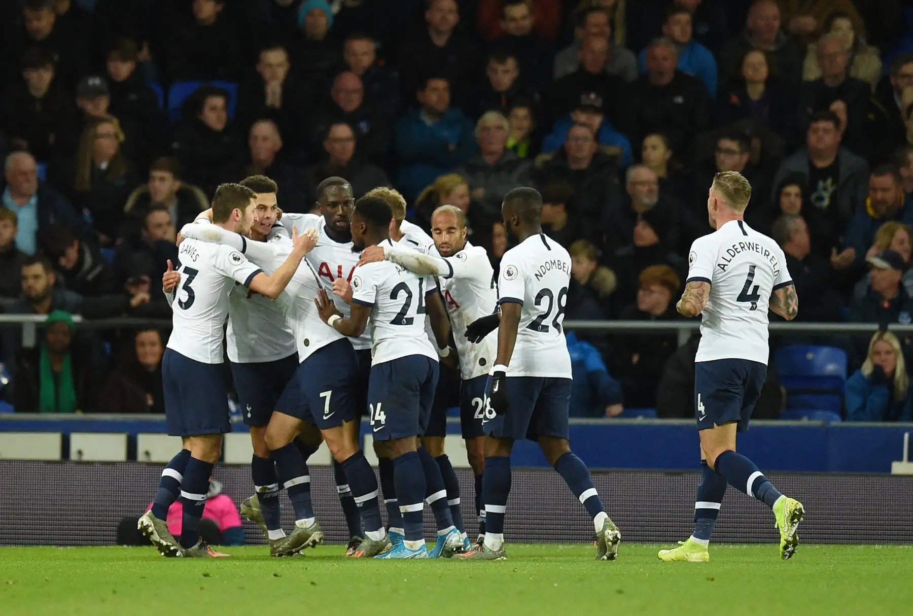 Los jugadores del Tottenham celebran su primer gol durante el partido de fútbol de la Premier League. Foto: AFP