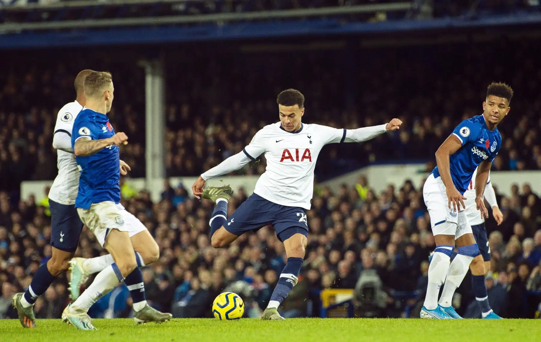 Dele Alli del Tottenham Hotspur anota la ventaja de 1-0 durante el partido de fútbol de la Premier League inglesa. Foto: EFE