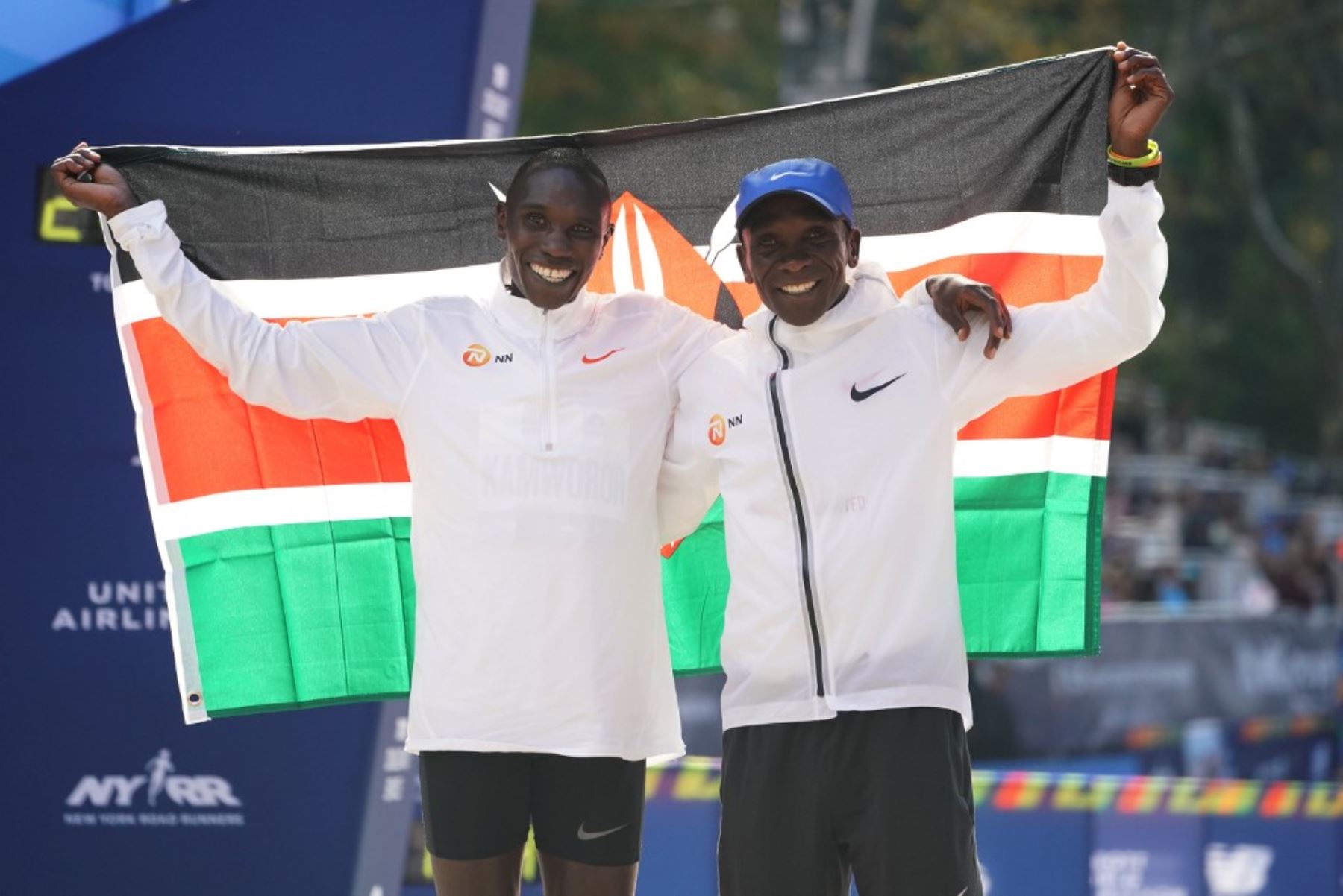 El keniata Geoffrey Kamworor se impuso este domingo en el maratón de Nueva York en la rama masculina, poco después de que su compatriota Joyciline Jepkosgei acabara con el reinado de Mary Keitany en la carrera de mujeres.