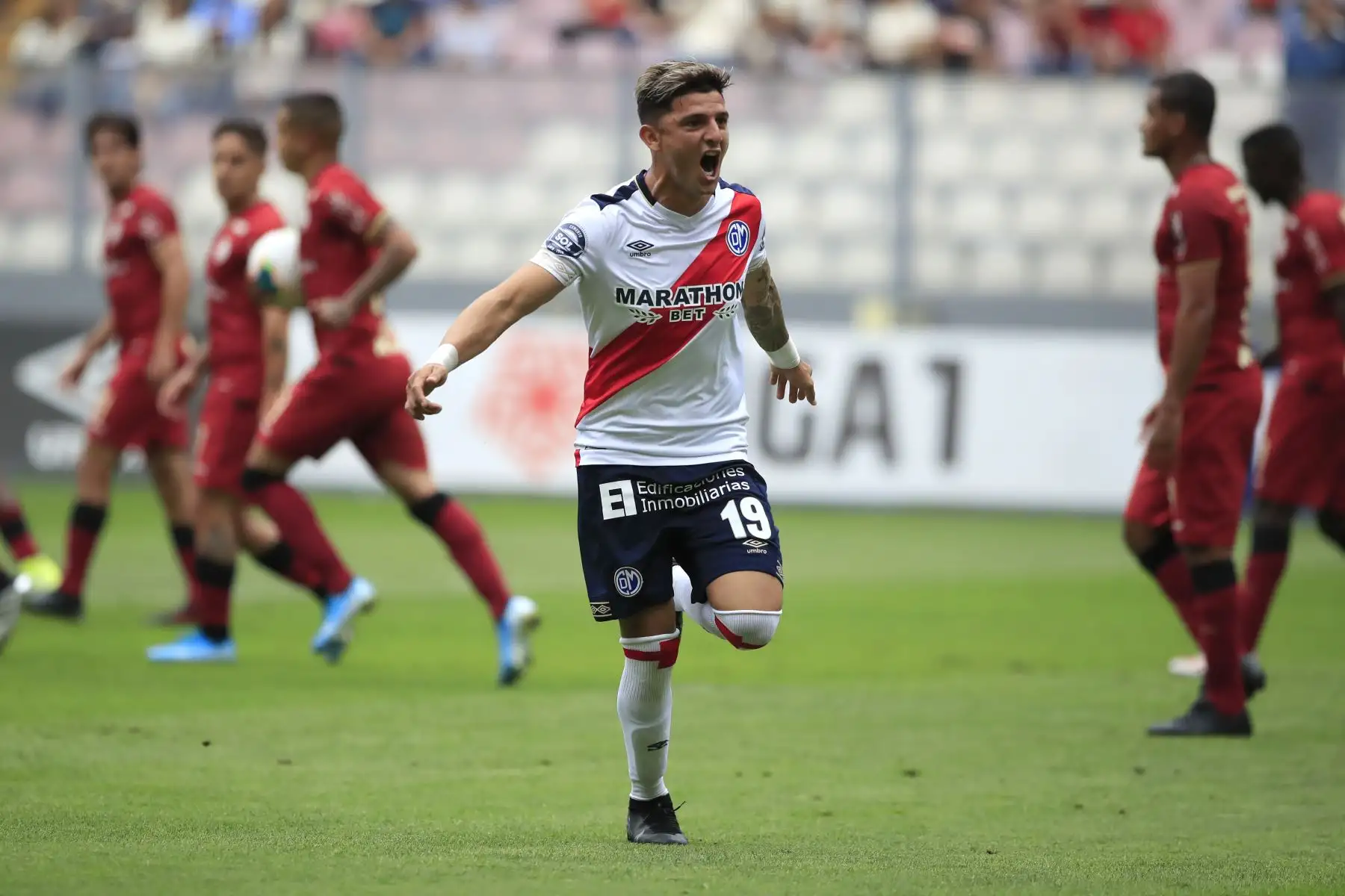 Deportivo Municipal vs Universitario de Deportes jugado en el Estadio Nacional.Juan Bogado anota el primer tanto del partido        


Foto: Andina/Juan Carlos Guzmán Negrini