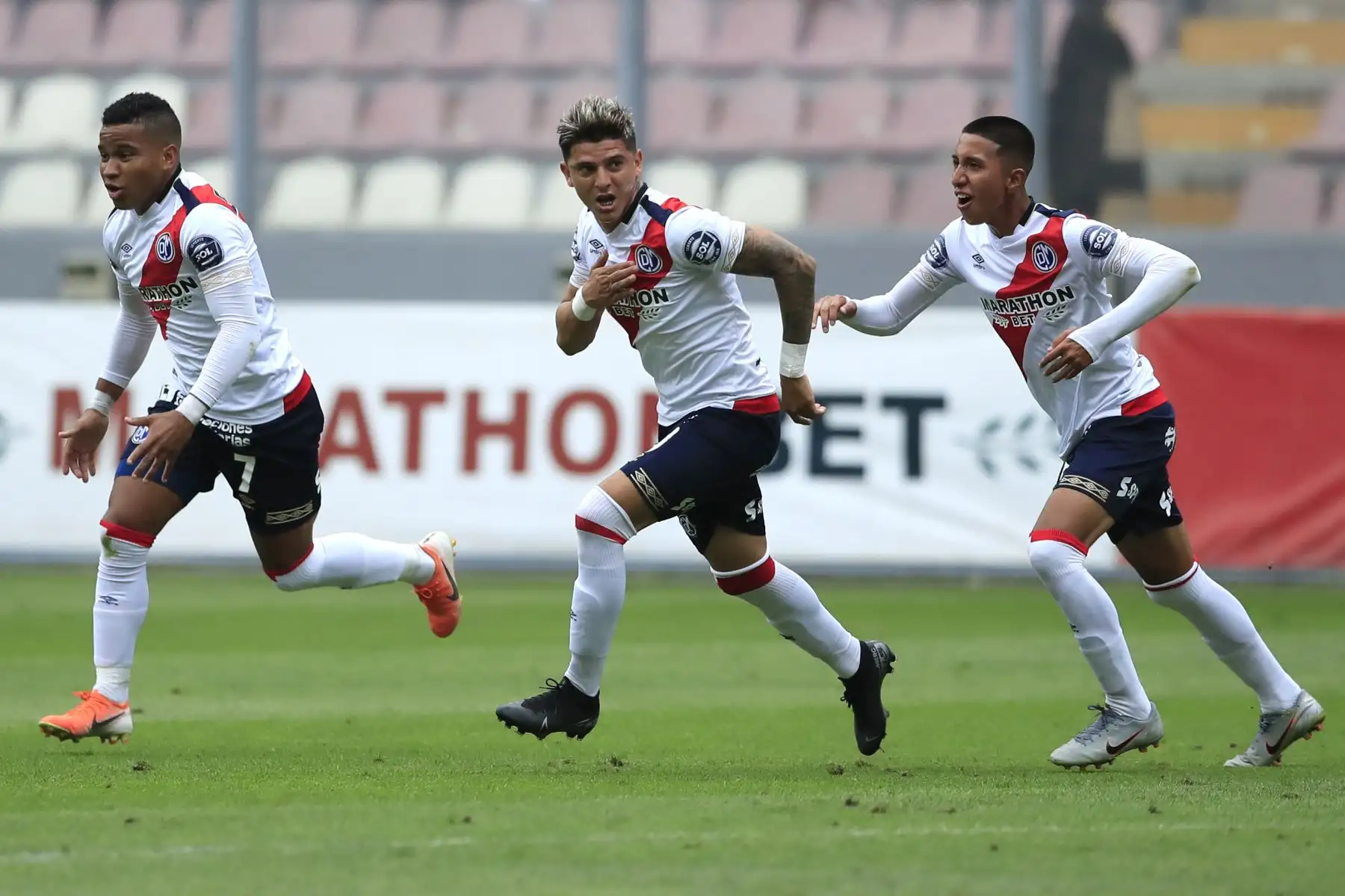 Deportivo Municipal vs Universitario de Deportes jugado en el Estadio Nacional. Juan Bogado anota el primer tanto del partido        


Foto: Andina/Juan Carlos Guzmán Negrini