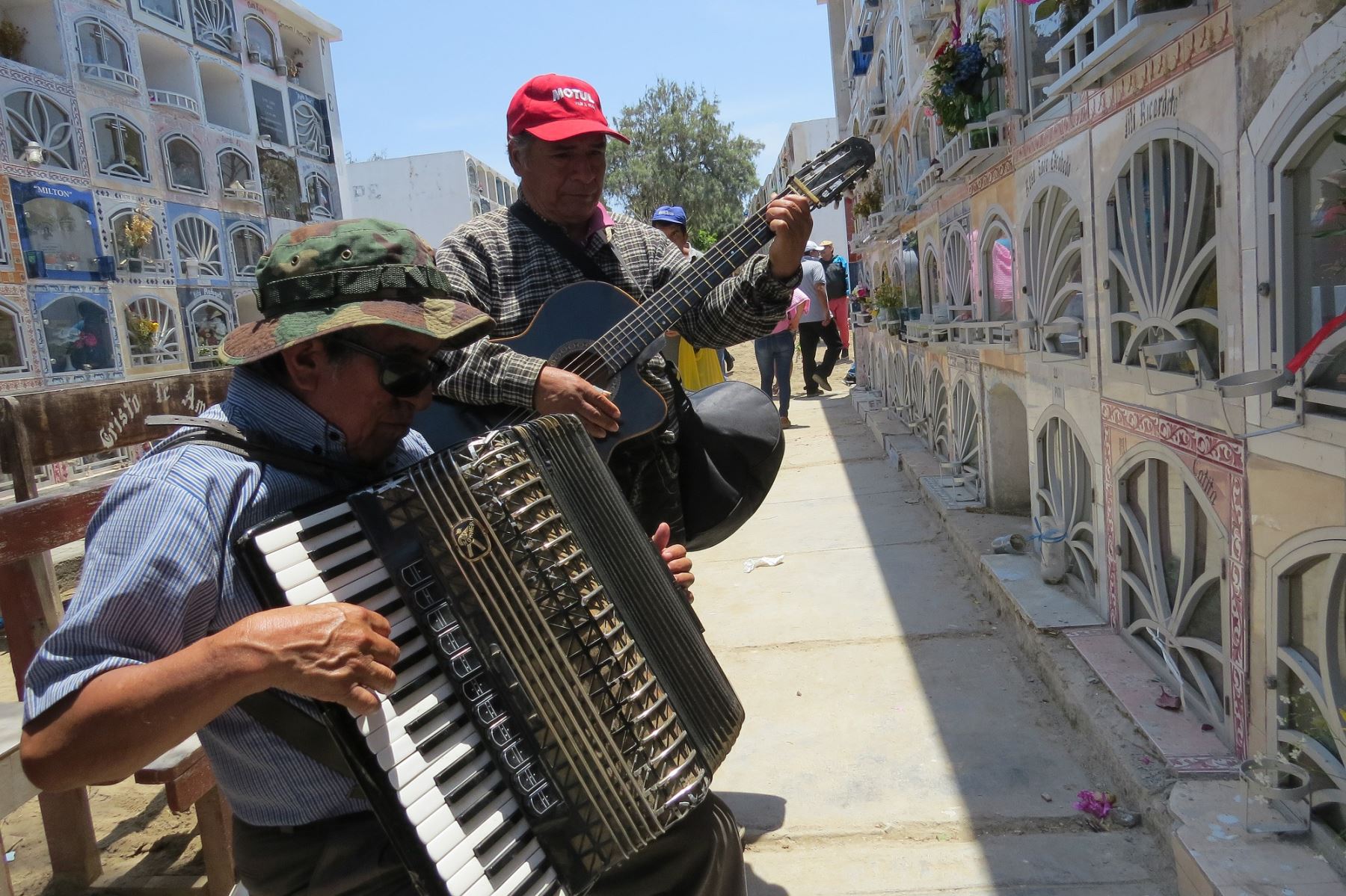 Rómulo Crespín y Pedro Vergaray, Los Grandes de Áncash, llevan su música a quienes ya no están en esta tierra. Foto: ANDINA/Gonzalo Horna