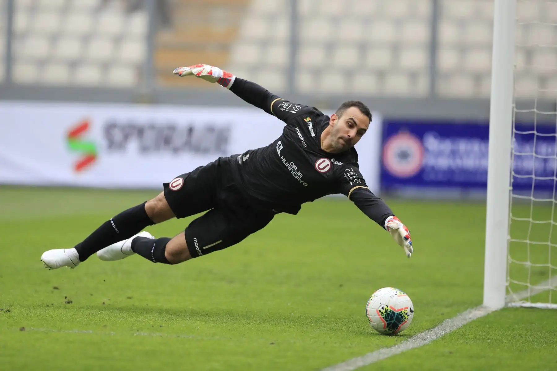 Deportivo Municipal vs Universitario de Deportes jugado en el Estadio Nacional. José Carvalho salva su portería        


Foto: Andina/Juan Carlos Guzmán Negrini