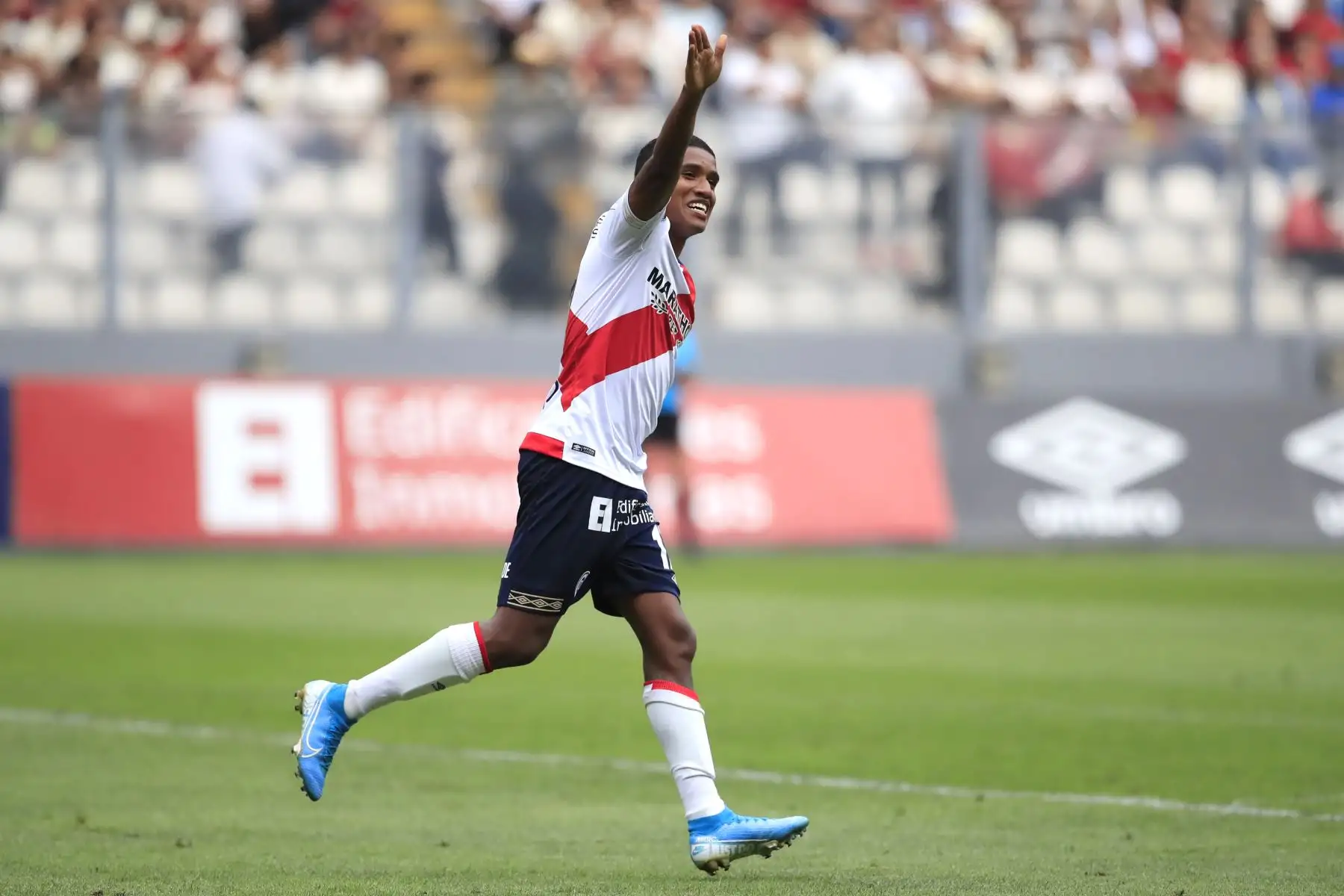 Deportivo Municipal goleó tres a cero a Universitario de Deportes en el Estadio Nacional. Leonardo Obregón celebra luego de anotar el tercer tanto

Foto: ANDINA/Juan Carlos Guzmán Negrini.