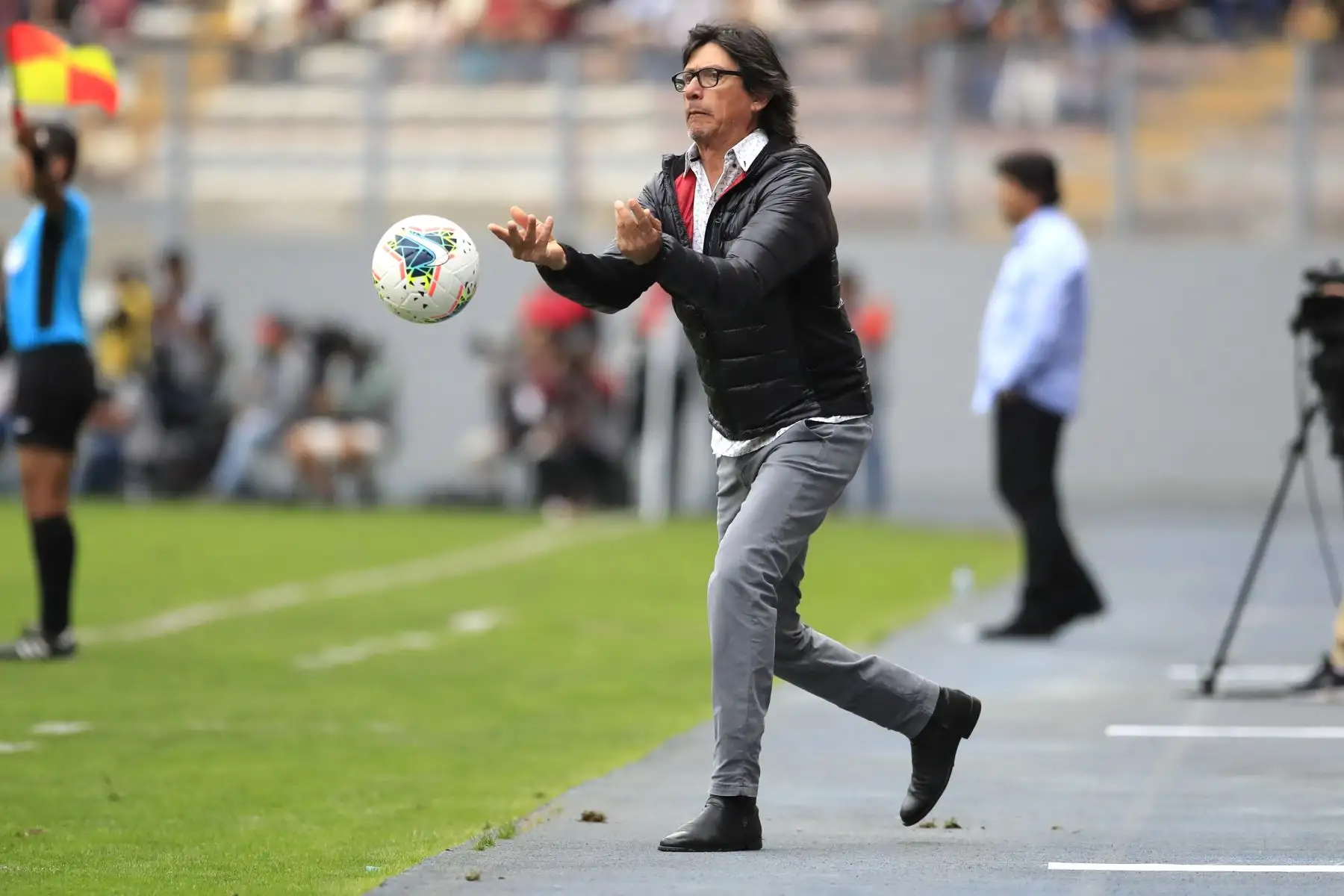 Deportivo Municipal goleó tres a cero a Universitario de Deportes en el Estadio Nacional.Ángel Comizzo durante el encuentro

Foto: ANDINA/Juan Carlos Guzmán Negrini.
