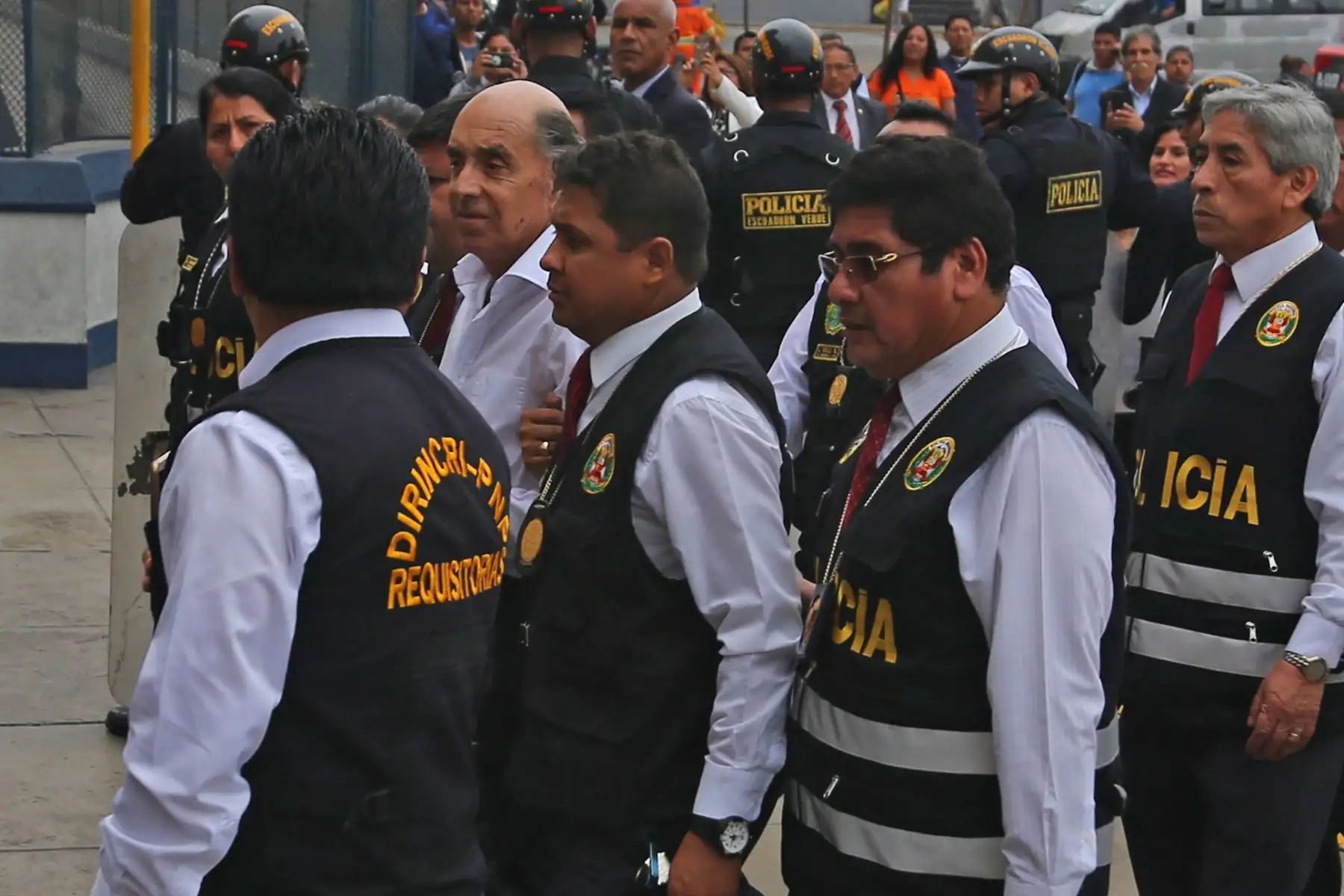 El excongresista Edwin Donayre, sentenciado a cinco años y seis meses de prisión por el caso "Gasolinazo" es trasladado por la Policía. Foto: ANDINA/ Héctor Vinces Clavijo
