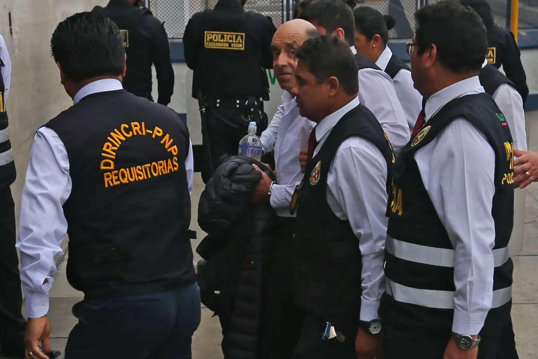 El excongresista Edwin Donayre, sentenciado a cinco años y seis meses de prisión por el caso "Gasolinazo" es trasladado por la Policía. Foto: ANDINA/ Héctor Vinces Clavijo
