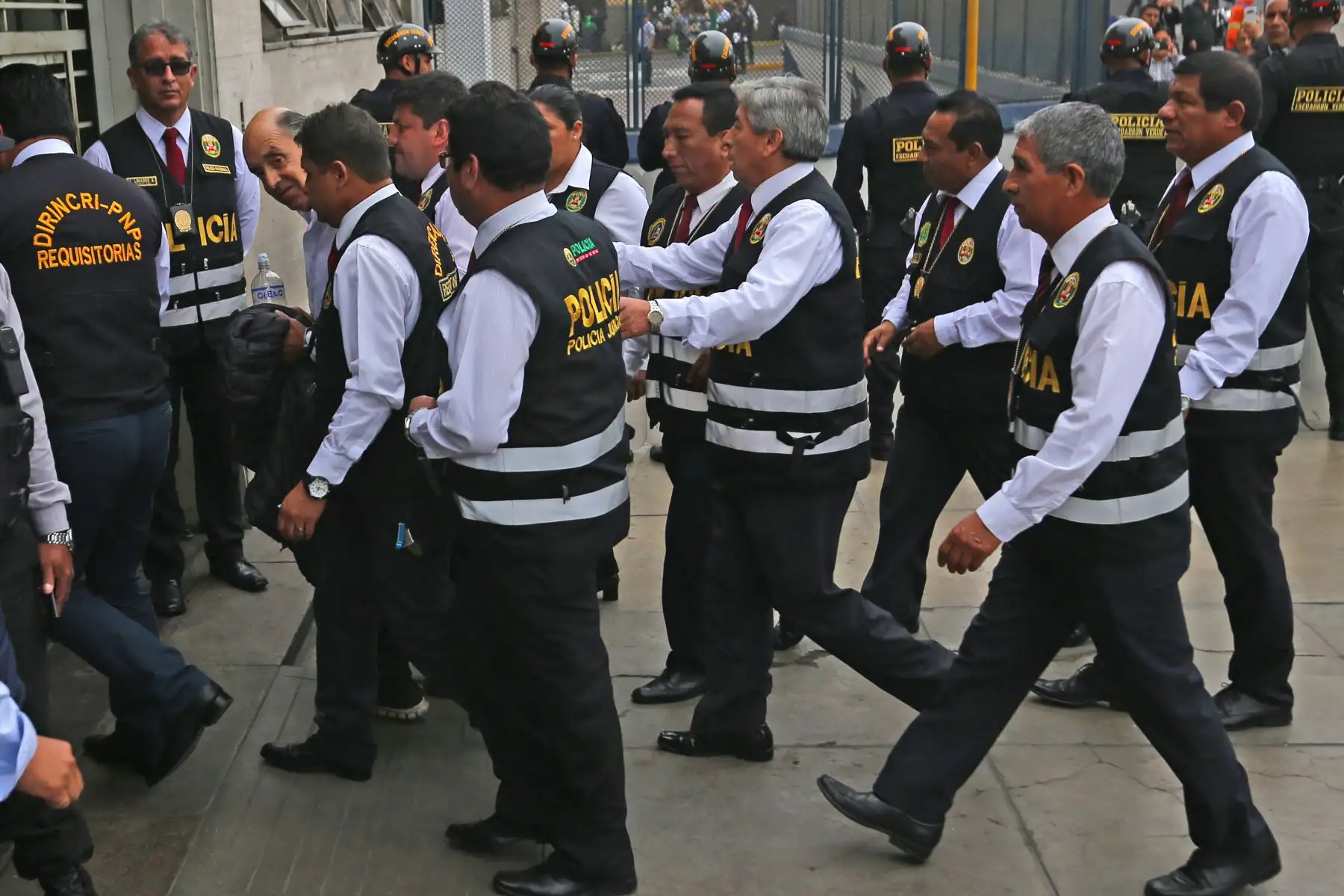 El excongresista Edwin Donayre, sentenciado a cinco años y seis meses de prisión por el caso "Gasolinazo" es trasladado por la Policía. Foto: ANDINA/ Héctor Vinces Clavijo