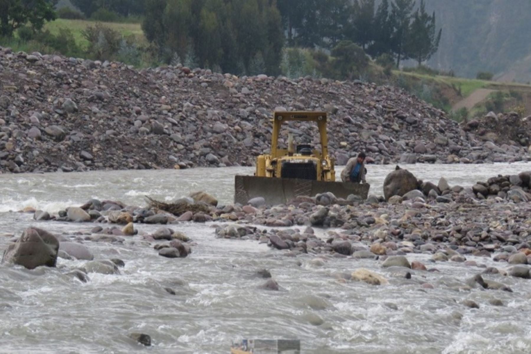 La Autoridad Nacional del Agua ejecuta la delimitación de la faja marginal del río Mapacho, en la cuenca media del Vilcanota, región Cusco.
