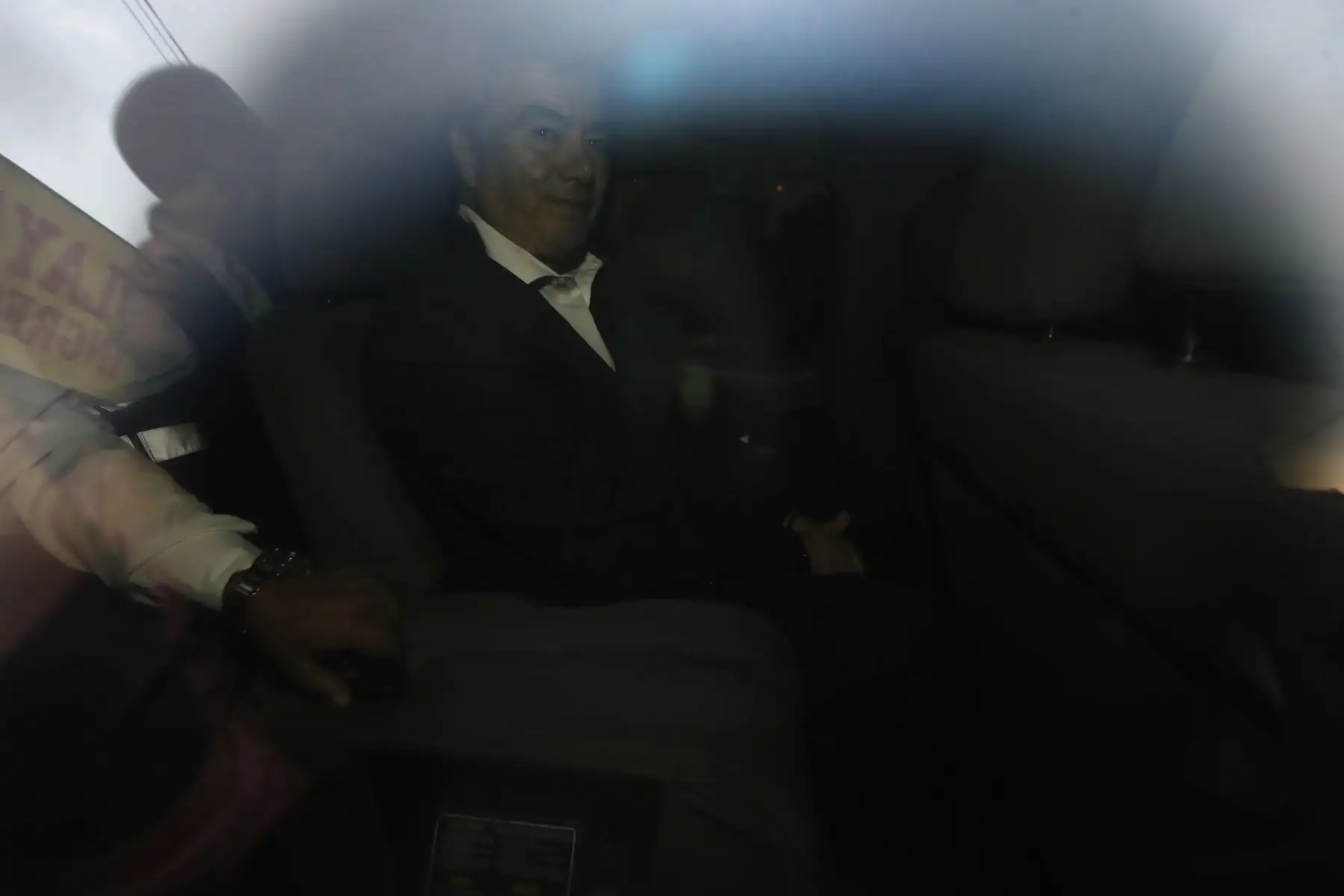 Salida de árbitros por caso Odebrecht en los exteriores del Poder Judicial, tras anuncio de 18 meses de prisión preventiva contra Humberto Abanto y otros 13 árbitros. 
Foto: ANDINA/Renato Pajuelo