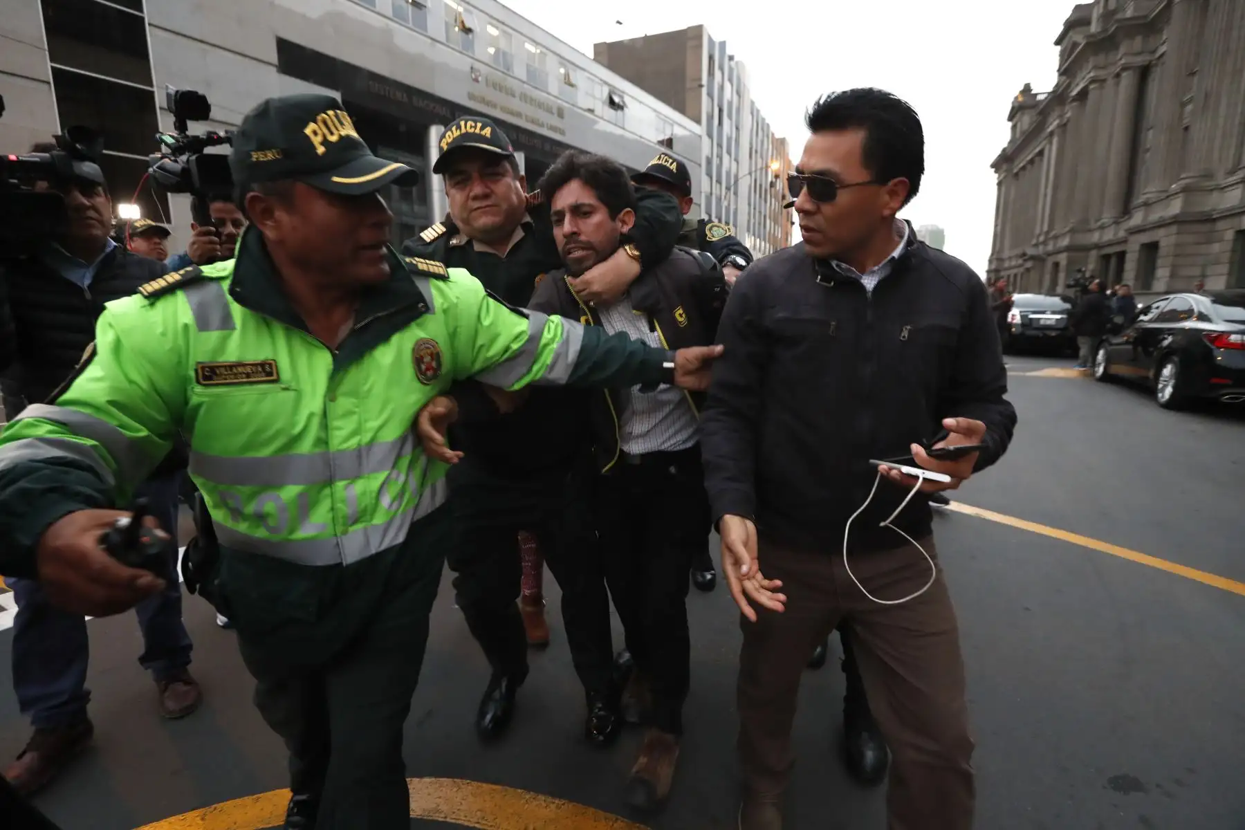 Incidentes a la salida de árbitros por caso Odebrecht en los exteriores del Poder Judicial, tras anuncio de 18 meses de prisión preventiva contra Humberto Abanto y otros 13 árbitros. 
Foto: ANDINA/Renato Pajuelo