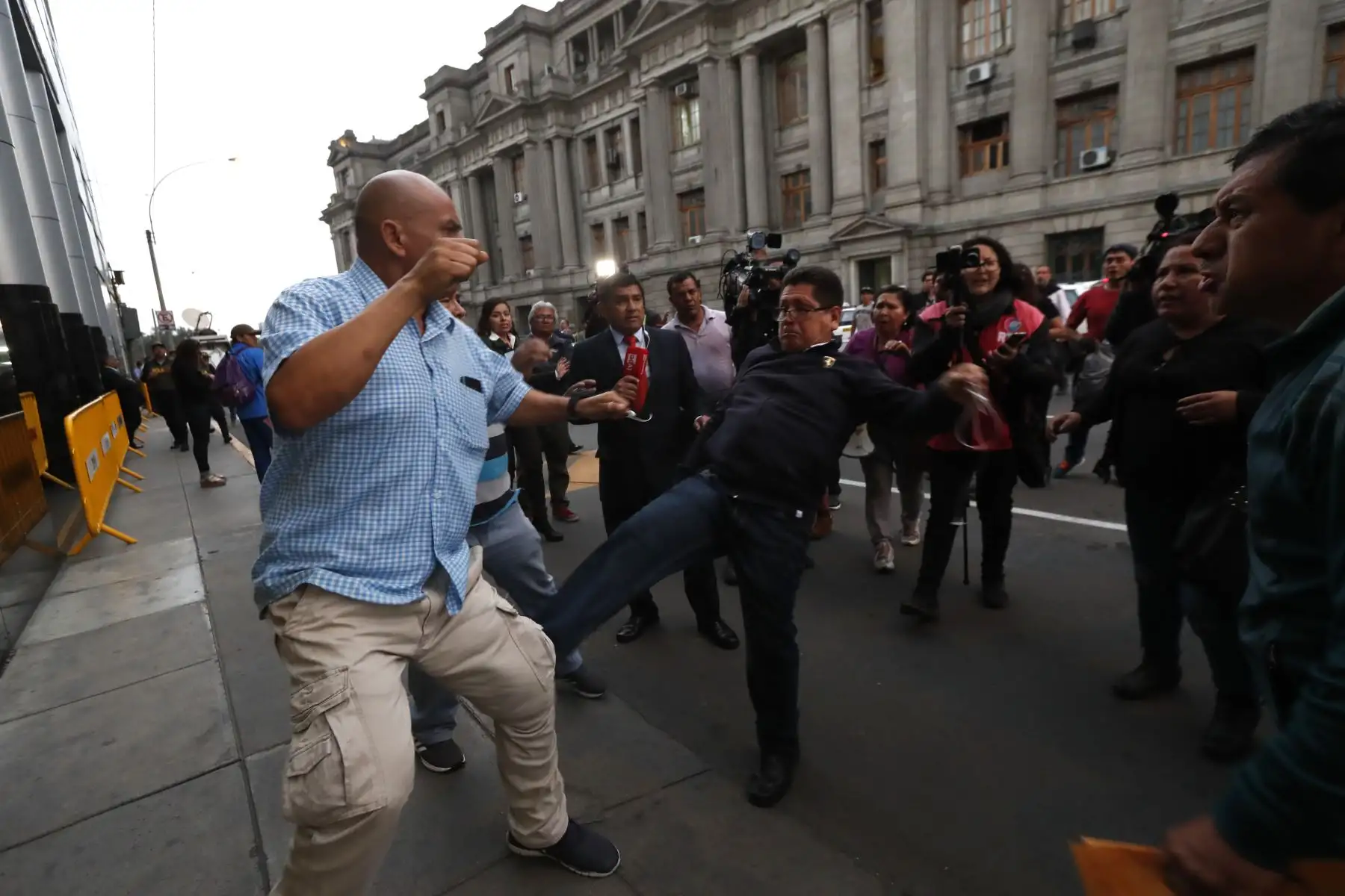 Incidentes a la salida de árbitros por caso Odebrecht en los exteriores del Poder Judicial, tras anuncio de 18 meses de prisión preventiva contra Humberto Abanto y otros 13 árbitros. 
Foto: ANDINA/Renato Pajuelo