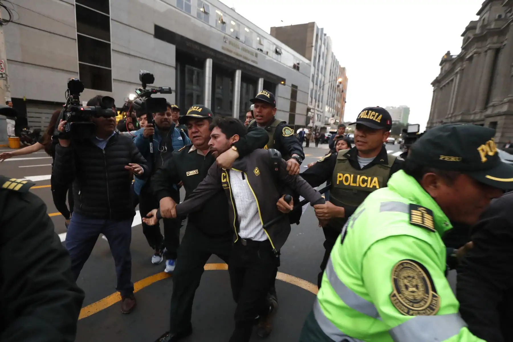 Incidentes a la salida de árbitros por caso Odebrecht en los exteriores del Poder Judicial, tras anuncio de 18 meses de prisión preventiva contra Humberto Abanto y otros 13 árbitros. 
Foto: ANDINA/Renato Pajuelo