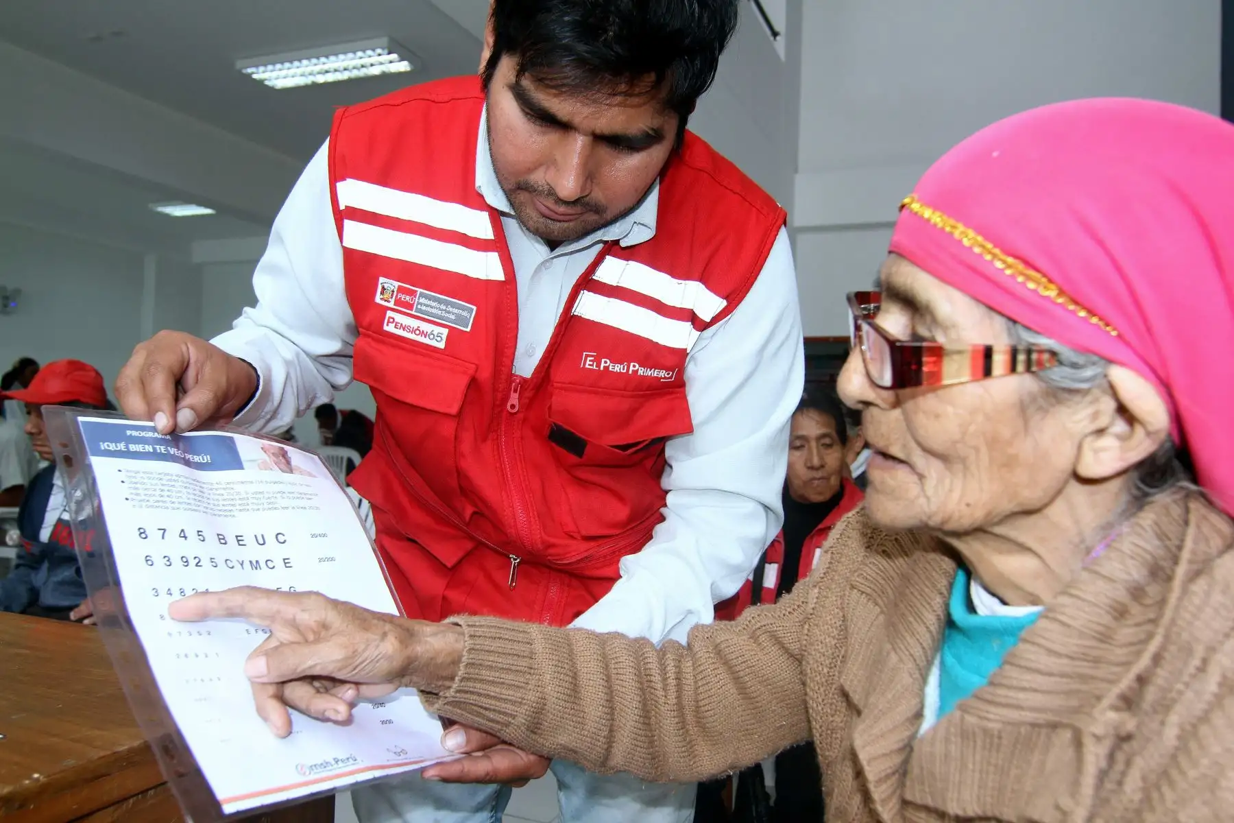 La entrega gratuita de lentes por parte de Pensión 65 impacta de manera positiva en la vida de los adultos mayores.