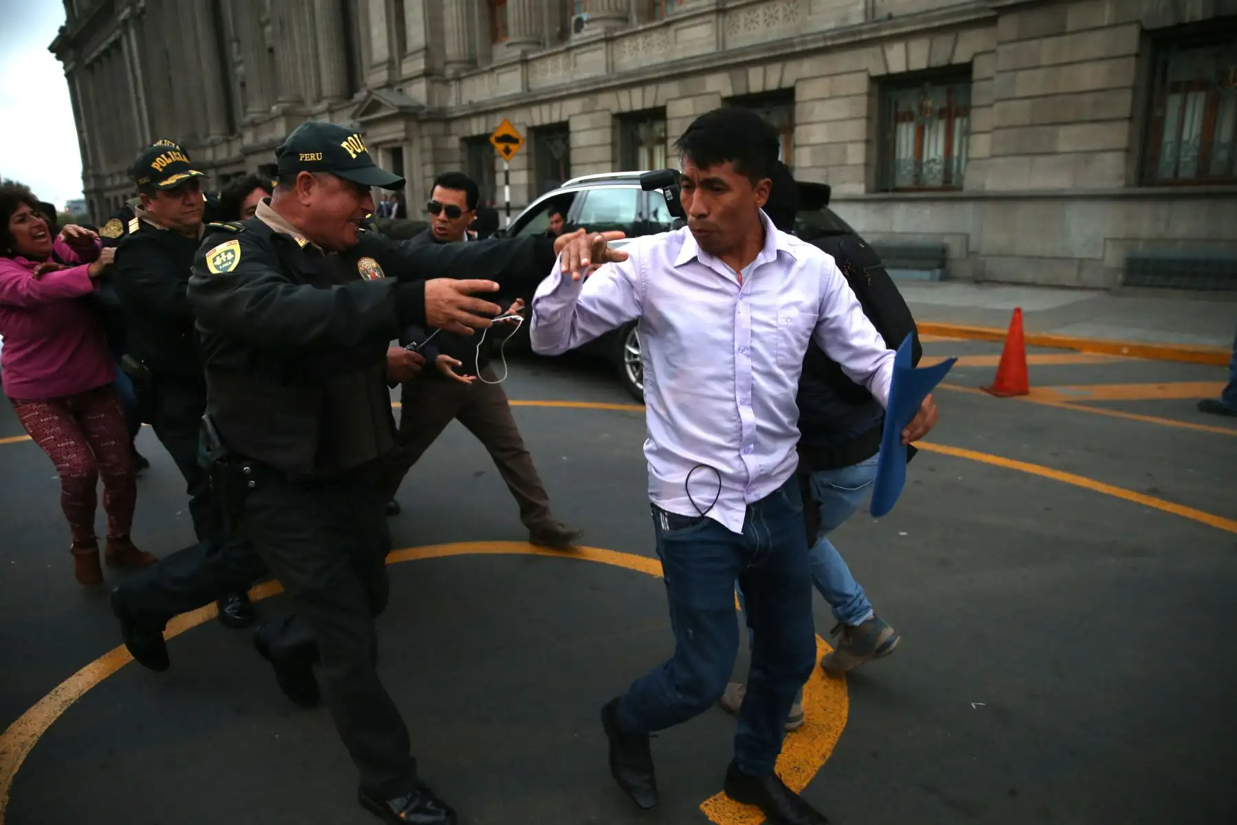 Incidentes a la salida de árbitros por caso Odebrecht en los exteriores del Poder Judicial, tras anuncio de 18 meses de prisión preventiva contra Humberto Abanto y otros 13 árbitros. 
Foto: ANDINA/Eddy Ramos