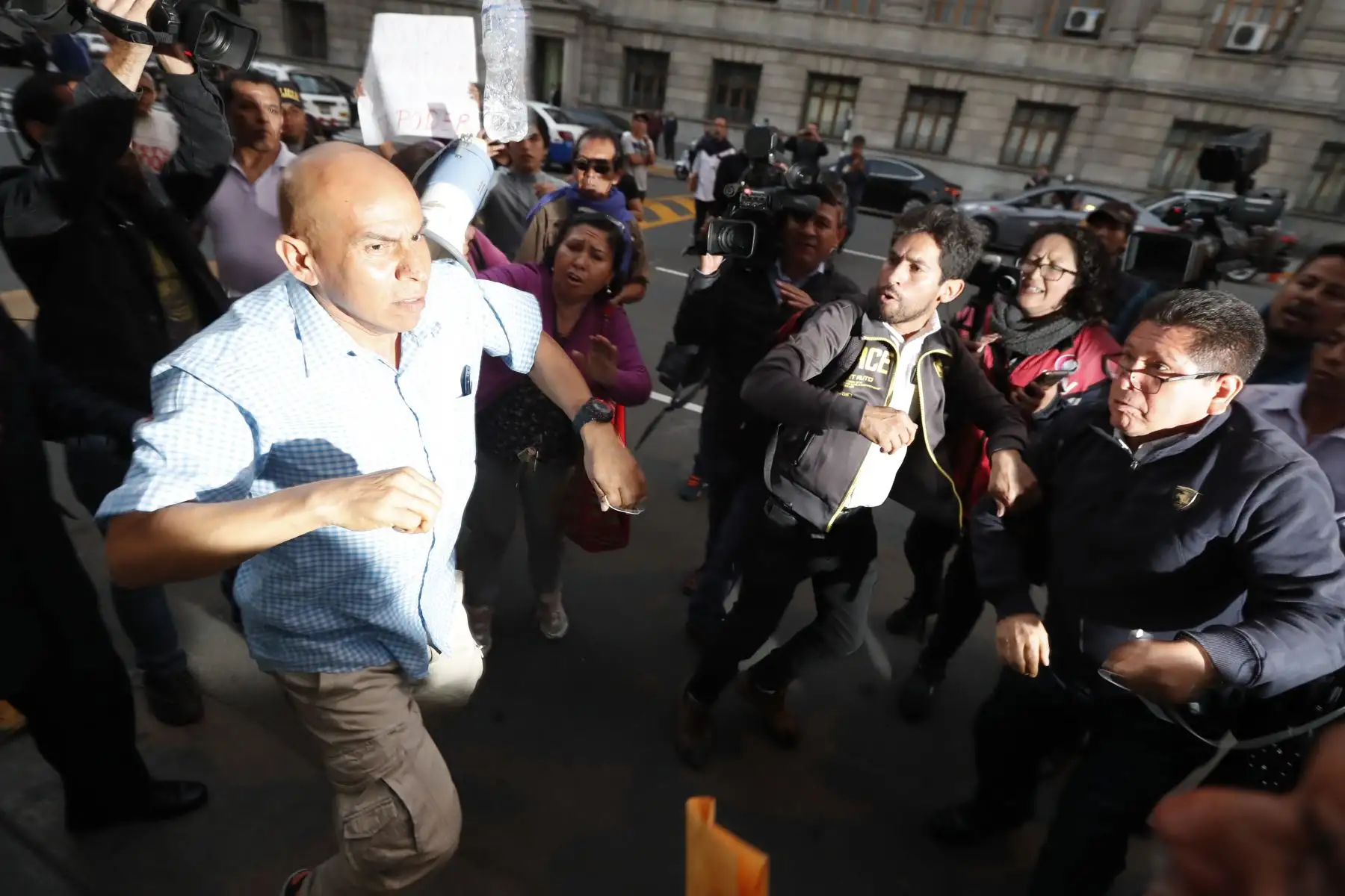 Incidentes a la salida de árbitros por caso Odebrecht en los exteriores del Poder Judicial, tras anuncio de 18 meses de prisión preventiva contra Humberto Abanto y otros 13 árbitros. Foto: ANDINA//Renato Pajuelo
