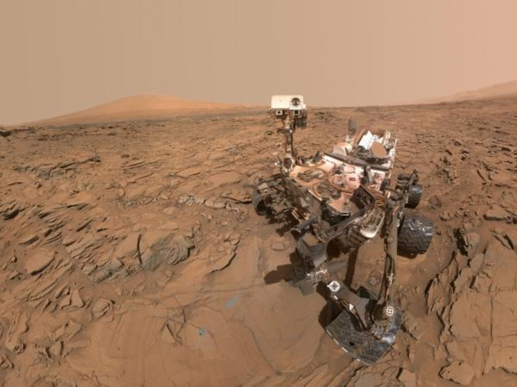 Este "selfie" del rover Curiosity de la NASA muestra al vehículo de exploración en el yacimiento de perforación "Okoruso" en la Meseta de Naukluft, en la parte inferior del Monte Sharp. Fuente: NASA