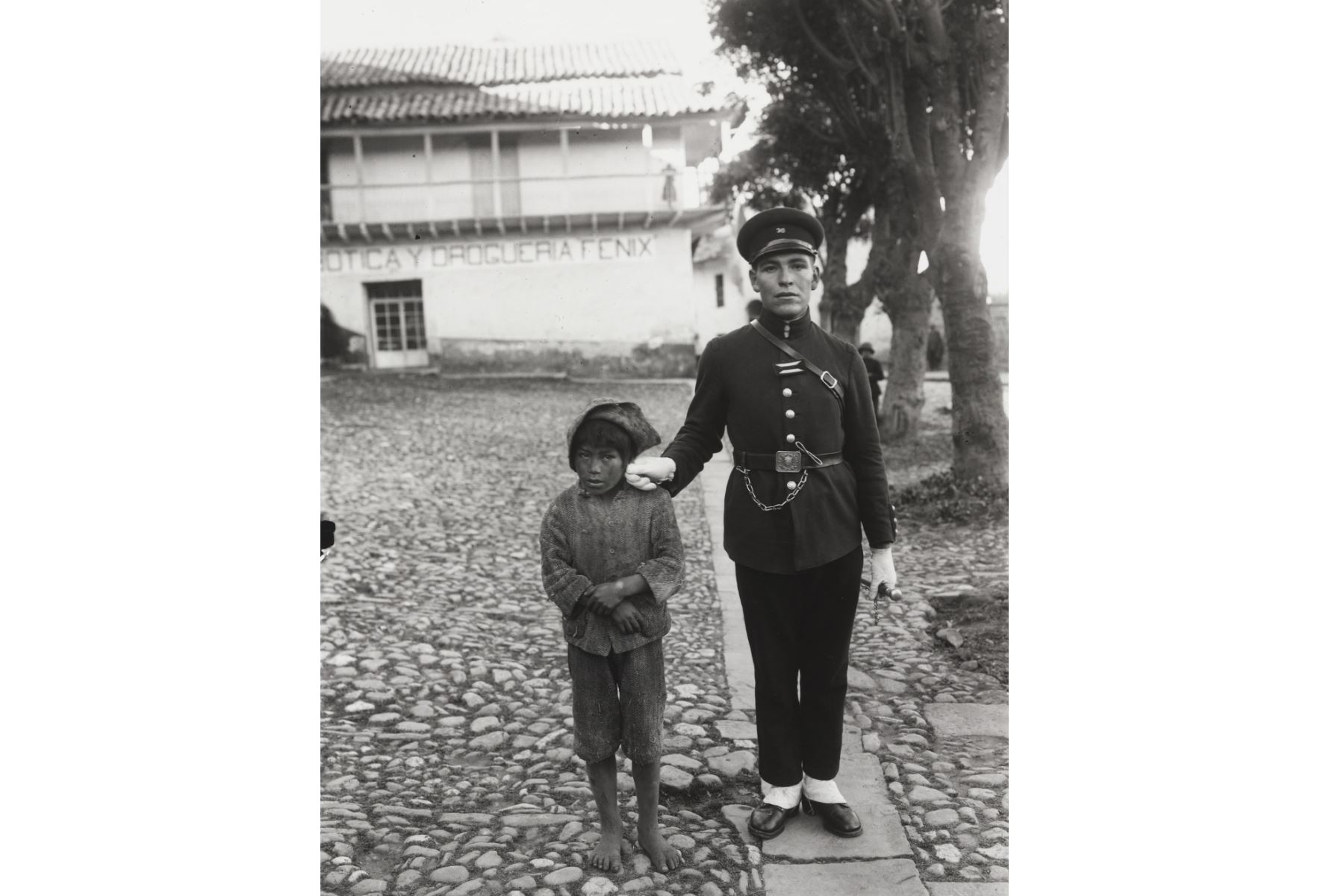 1923 Policía con niño.Foto: Martín Chambi