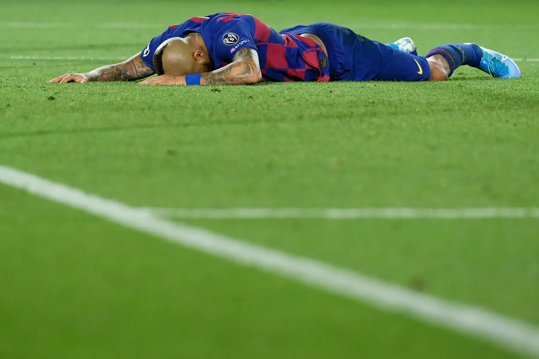 El mediocampista chileno del Barcelona Arturo Vidal reacciona durante el partido de fútbol del grupo F de la UEFA Champions League entre el FC Barcelona y el SK Slavia Prague.
Foto:AFP