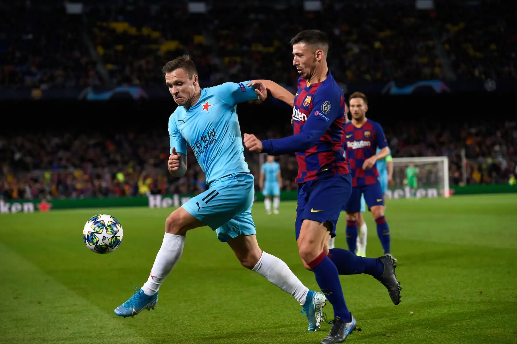 El defensa francés de Barcelona, ​​Clement Lenglet (R), desafía al delantero checo de Slavia Praga, Stanislav Tecl, durante el partido de fútbol del grupo F de la UEFA Champions League entre el FC Barcelona y el SK Slavia Prague 
Foto: ANDINA/Carlos Lezama