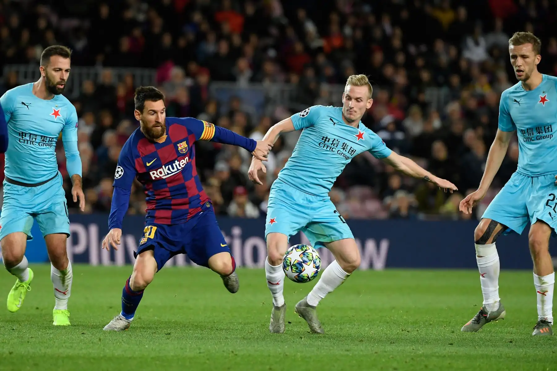 El centrocampista checo Slavia Praga, Petr Sevcik (2R), desafía al delantero argentino de Barcelona Lionel Messi durante el partido de fútbol del grupo F de la UEFA Champions League entre el FC Barcelona y el SK Slavia Prague.
Foto: AFP