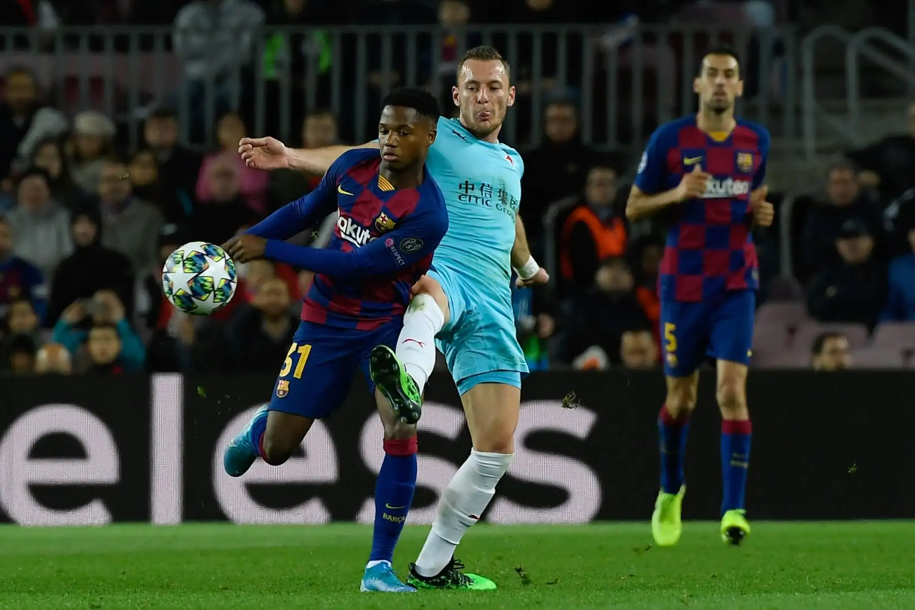 El defensor checo de Slavia Praga, Vladimir Coufal (L), desafía al delantero de Guinea-Bissau de Barcelona, ​​Ansu Fati, durante el partido de fútbol del Grupo F de la UEFA Champions League entre el FC Barcelona y el SK Slavia.
Foto: AFP