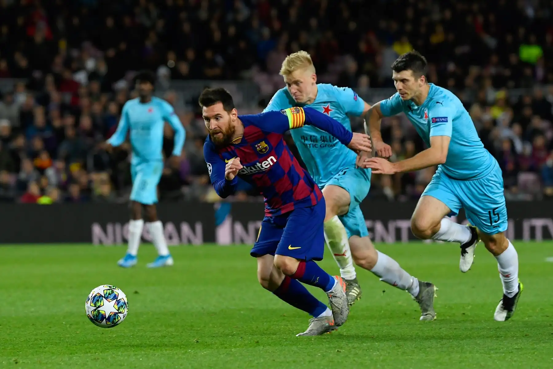 El delantero argentino de Barcelona Lionel Messi corre por el balón durante el partido de fútbol del grupo F de la UEFA Champions League entre el FC Barcelona y el SK Slavia Prague.
Foto: AFP