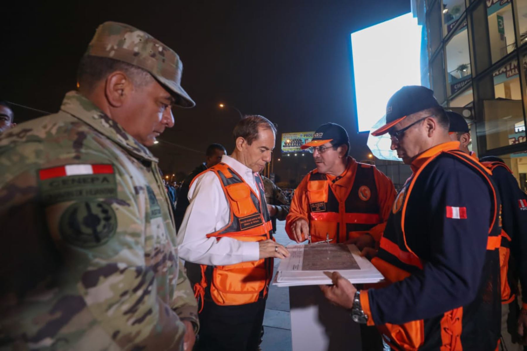 Ministro de Defensa, Walter Martos, supervisa acciones de monitoreo tras el simulacro nacional de sismo. ANDINA/Difusión