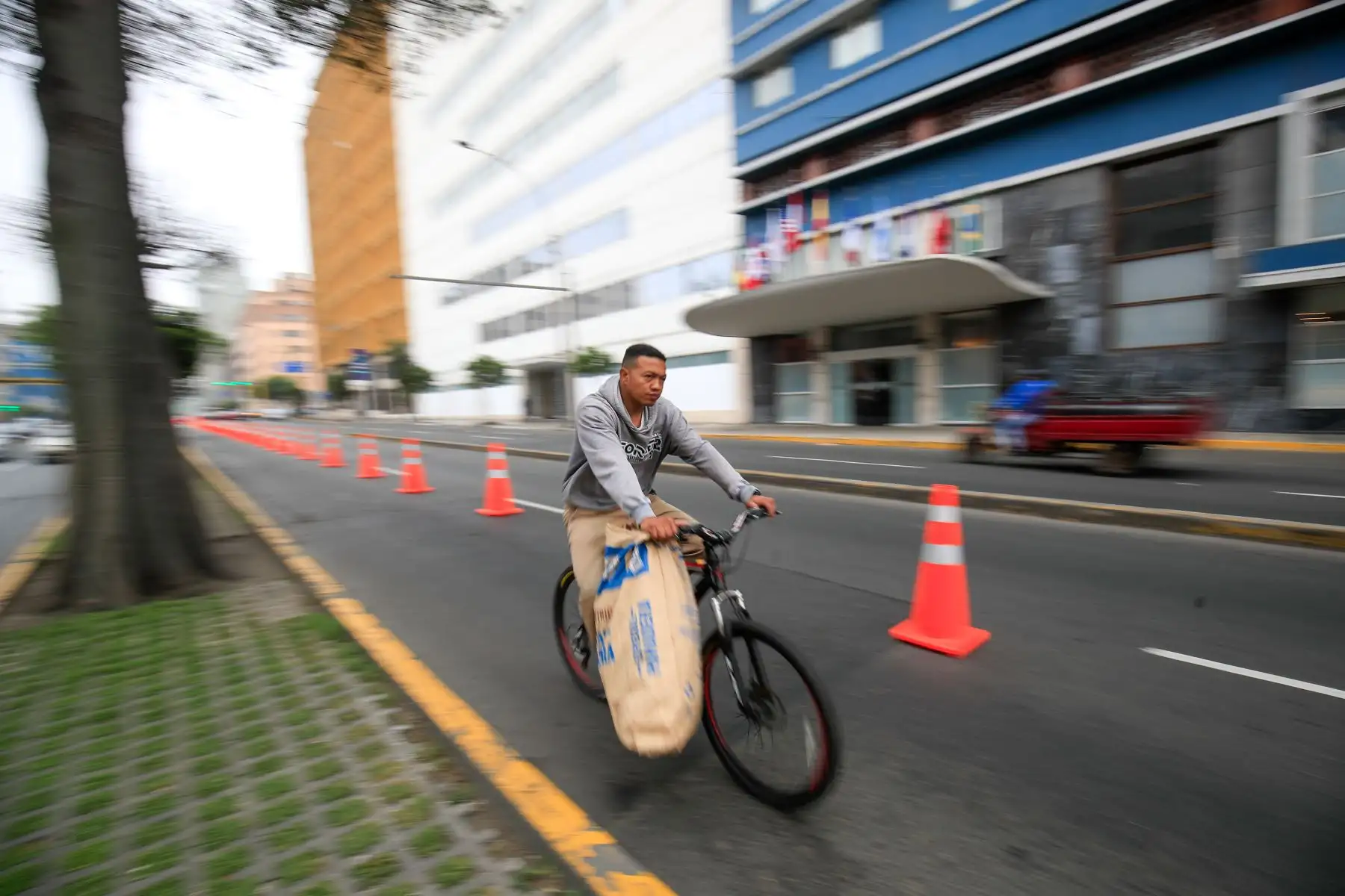 La Municipalidad de Lima activó un carril segregado para ciclistas en el corredor vial Tacna - Garcilaso de la Vega.

Foto: Andina/Juan Carlos Guzmán Negrini