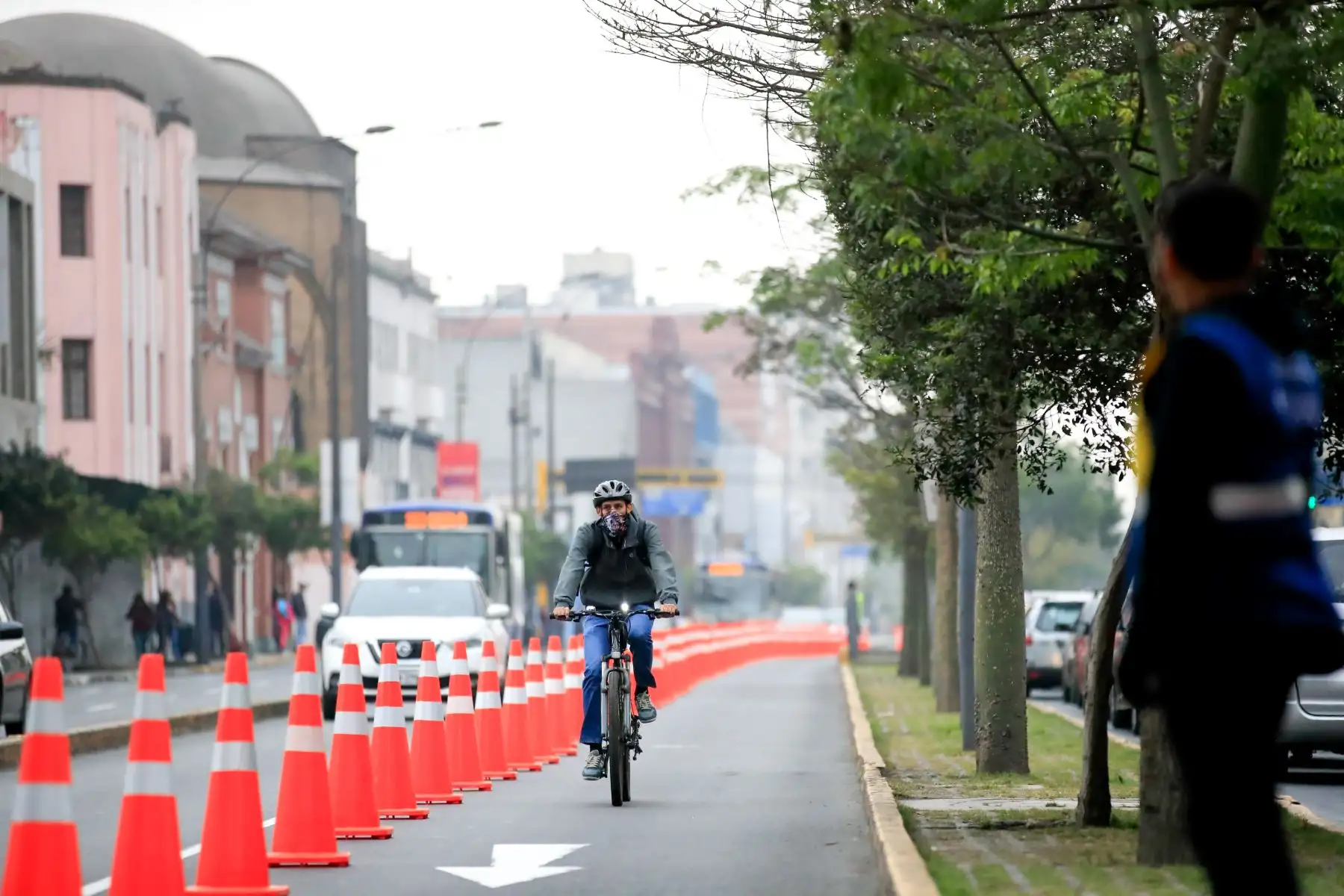 La Municipalidad de Lima activó un carril segregado para ciclistas en el corredor vial Tacna - Garcilaso de la Vega.

Foto: Andina/Juan Carlos Guzmán Negrini