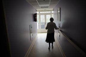 El hallazgo de una mujer resistente al Alzheimer, pese a su alta predisposición genética, abre las puertas a la creación de nuevos medicamentos. Foto referencial: AFP.