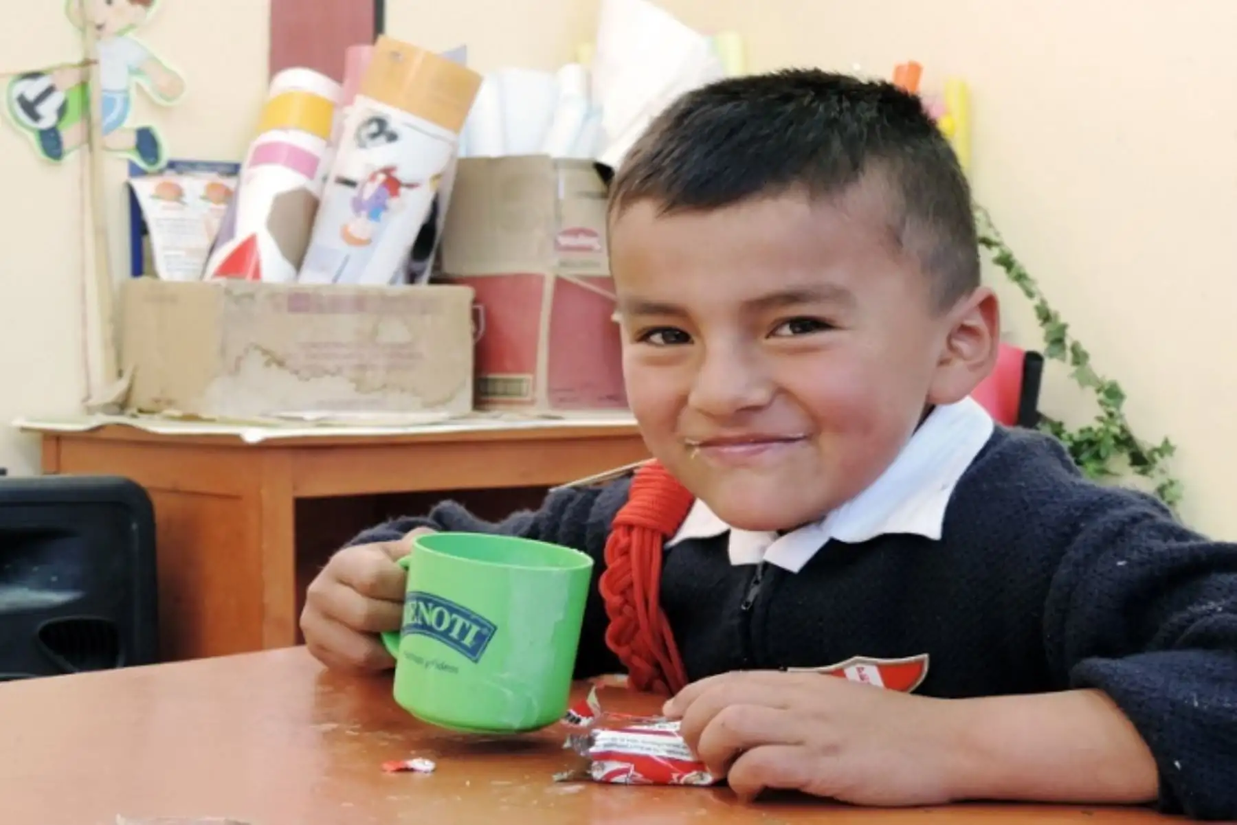 El programa Qali Warma enfatizó que en la entrega de productos y raciones en las escuelas se cumple con los parámetros permitidos de nutrientes críticos y con el aporte de energía necesario para que los niños y adolescentes mejoren su atención, asistencia escolar y hábitos alimenticios.