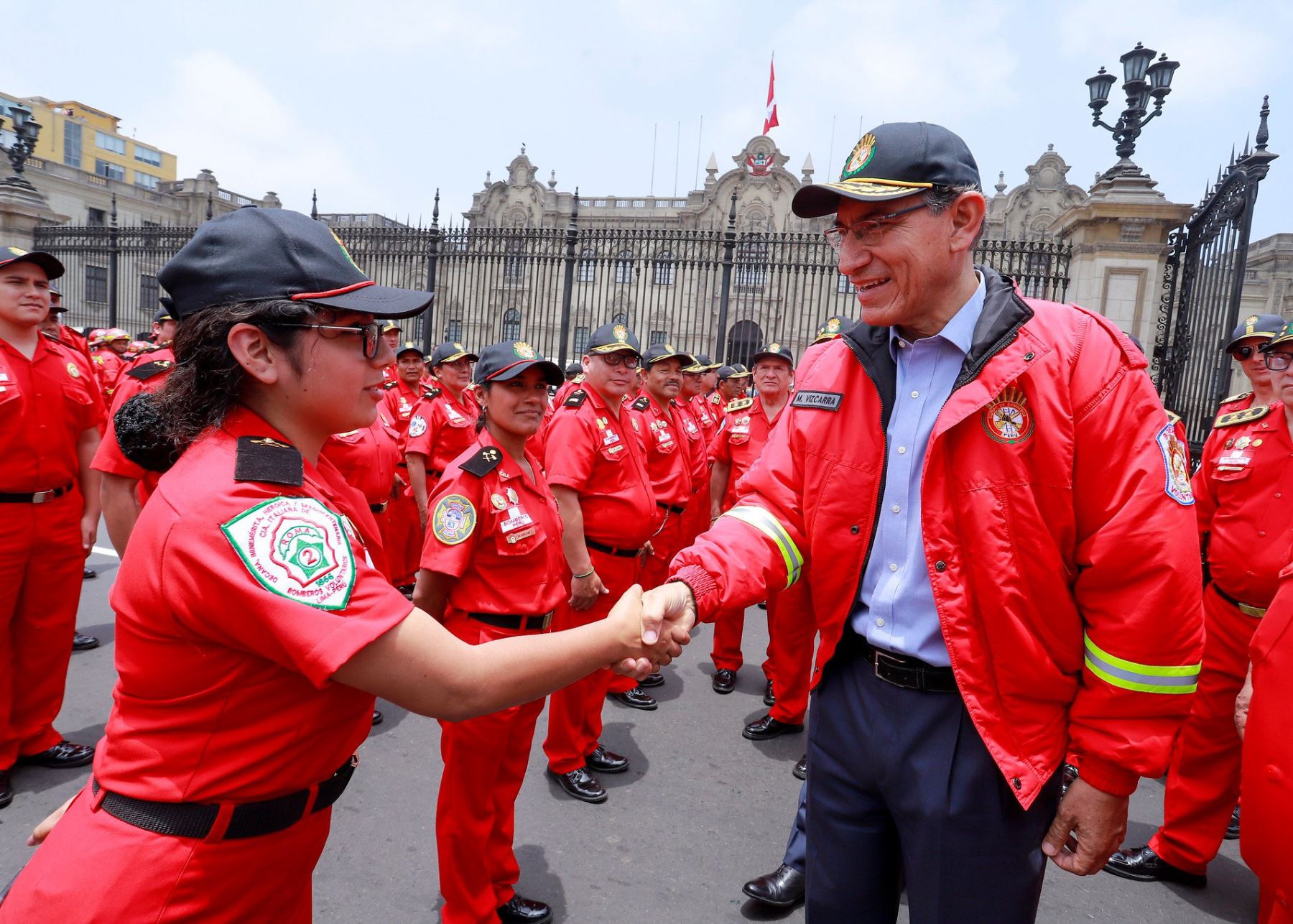 Presidente Martín Vizcarra participó en ceremonia de entrega de vehículos a bomberos.