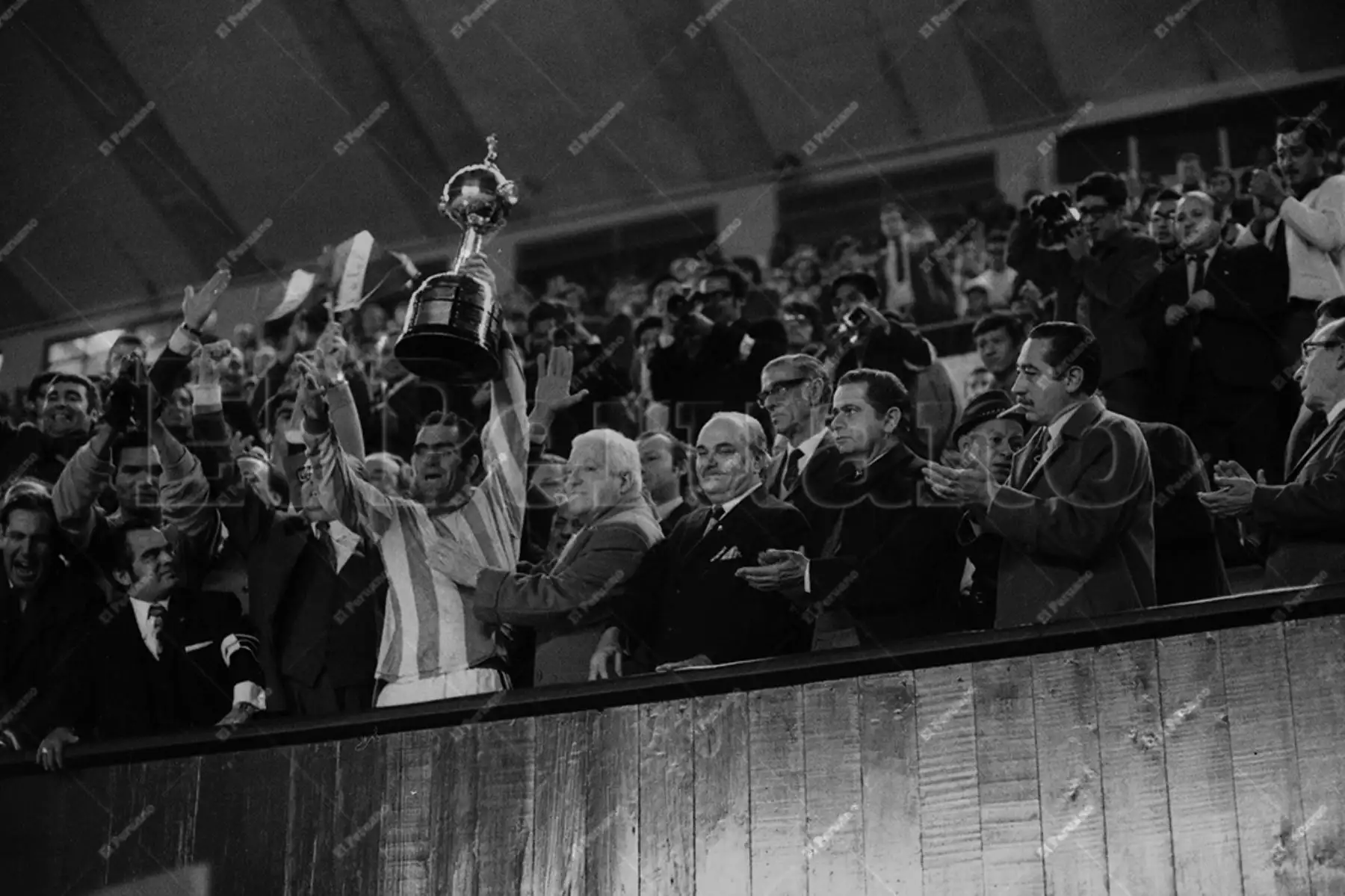 Lima - 9 junio 1971 / Luis Ubiña, capitán del Nacional con la copa en alto. El cuadro uruguayo se coronó campeón de la Copa Libertadores de América en el Estadio Nacional de Lima al vencer 2-0 a Estudiantes Argentina.  Foto: Archivo Histórico de El Peruano