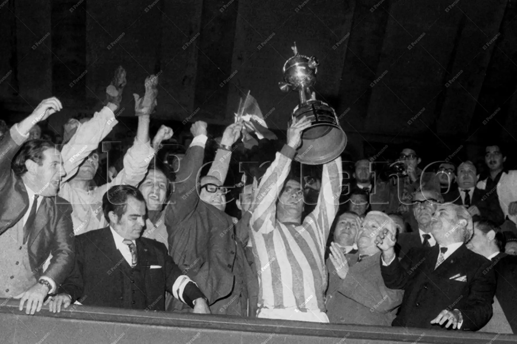 Lima - 9 junio 1971 / Luis Ubiña, capitán del Nacional con la copa en alto. El cuadro uruguayo se coronó campeón de la Copa Libertadores de América en el Estadio Nacional de Lima al vencer 2-0 a Estudiantes Argentina.  Foto: Archivo Histórico de El Peruano
