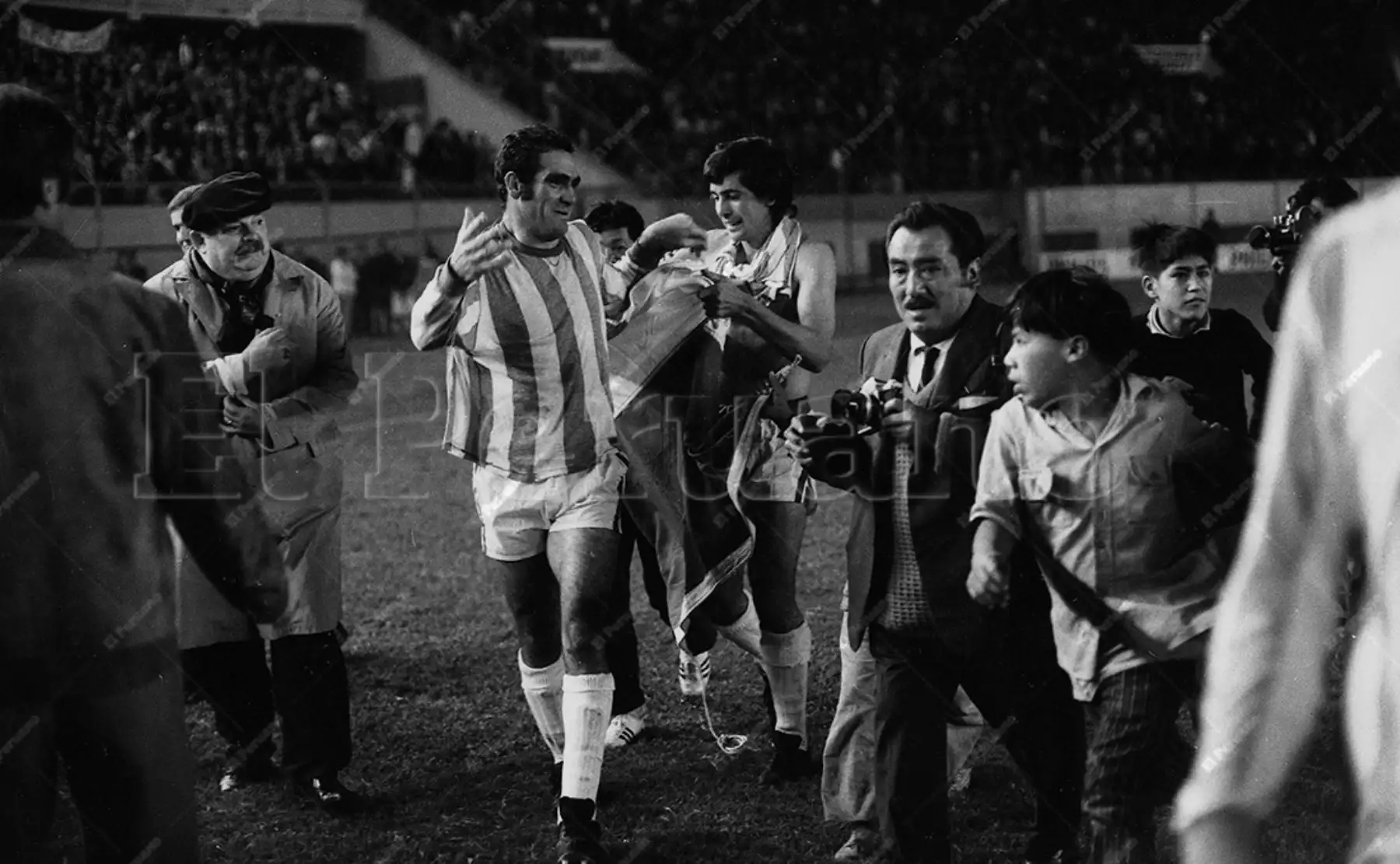 Lima - 9 junio 1971 / Gran euforia al termino del partido. Jugadores del Nacional de Uruguay mezclados con hinchas dan la vuelta olímpica en el Estadio Nacional. El cuadro uruguayo se coronó campeón de la Copa Libertadores de América al vencer 2-0 a Estudiantes de Argentina.  Foto Archivo Histórico de El Peruano