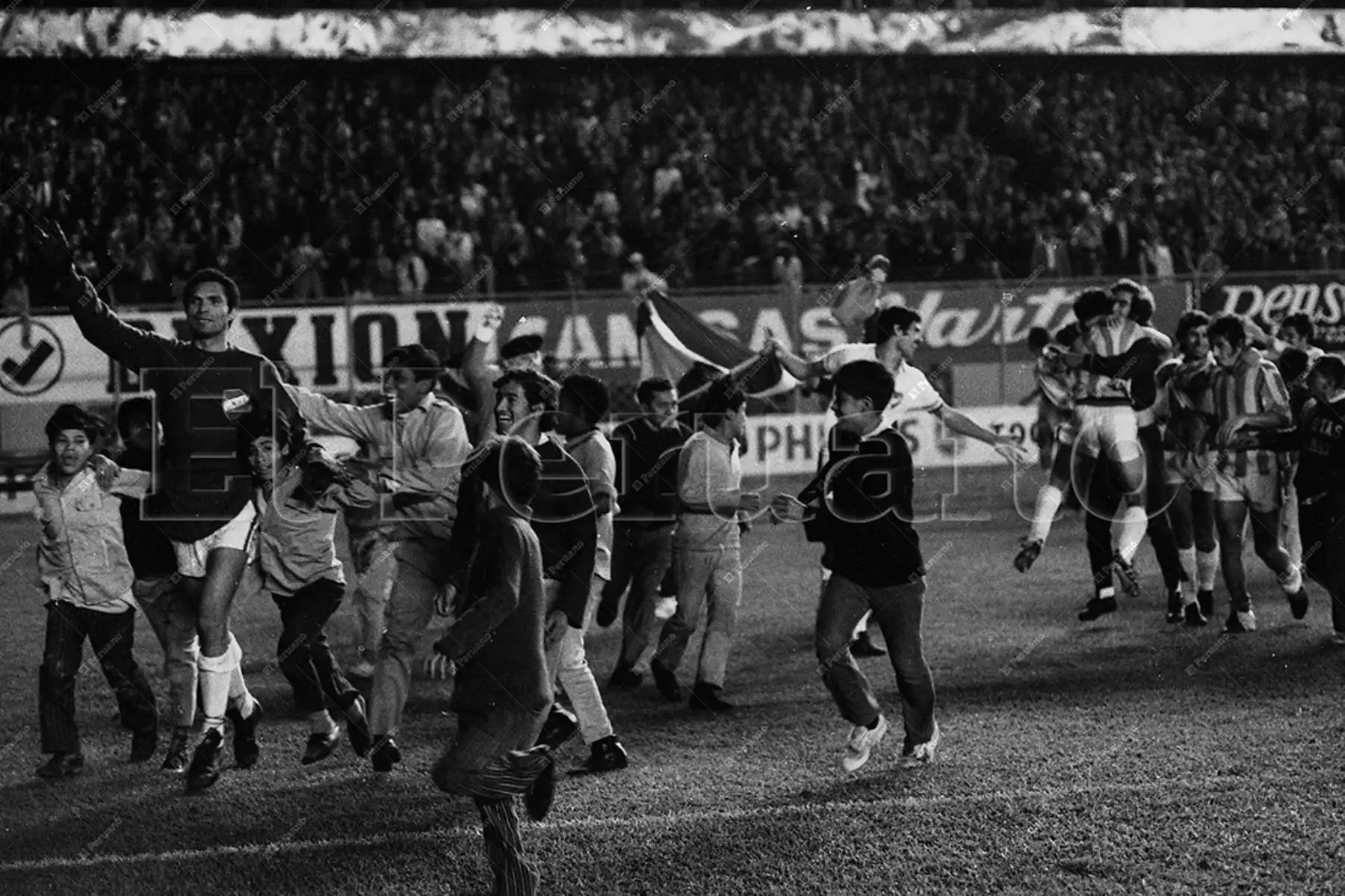 Lima - 9 junio 1971 / Gran euforia al termino del partido. Jugadores del Nacional de Uruguay mezclados con hinchas dan la vuelta olímpica en el Estadio Nacional. El cuadro uruguayo se coronó campeón de la Copa Libertadores de América al vencer 2-0 a Estudiantes de Argentina.  Foto Archivo Histórico de El Peruano