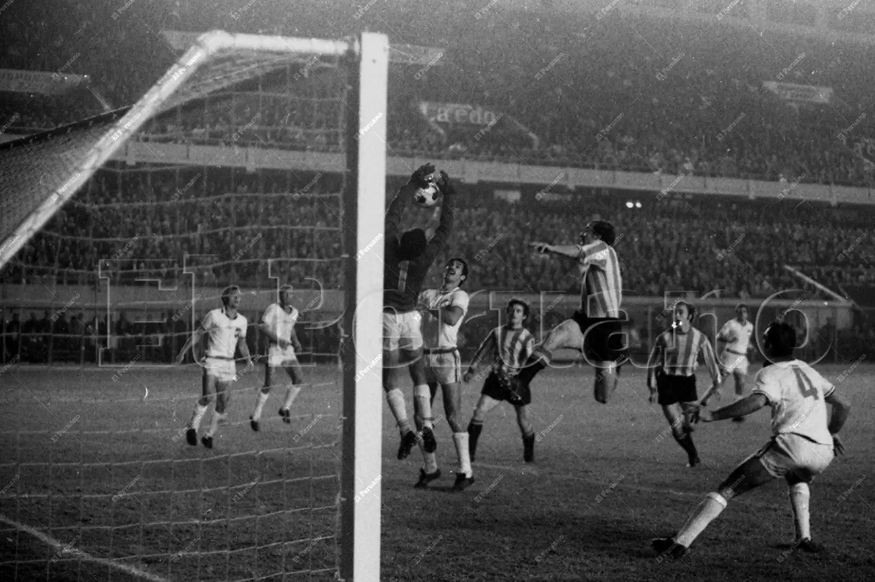 Lima - 9 junio 1971 / Nacional de Uruguay se coronó campeón de la Copa Libertadores de América en el Estadio Nacional de Lima al vencer 2-0 a Estudiantes Argentina. El cuadro tricolor ganó  por primera vez el codiciado trofeo y cortó el dominio del cuadro de La Plata luego de tres años. Foto Archivo Histórico de El Peruano