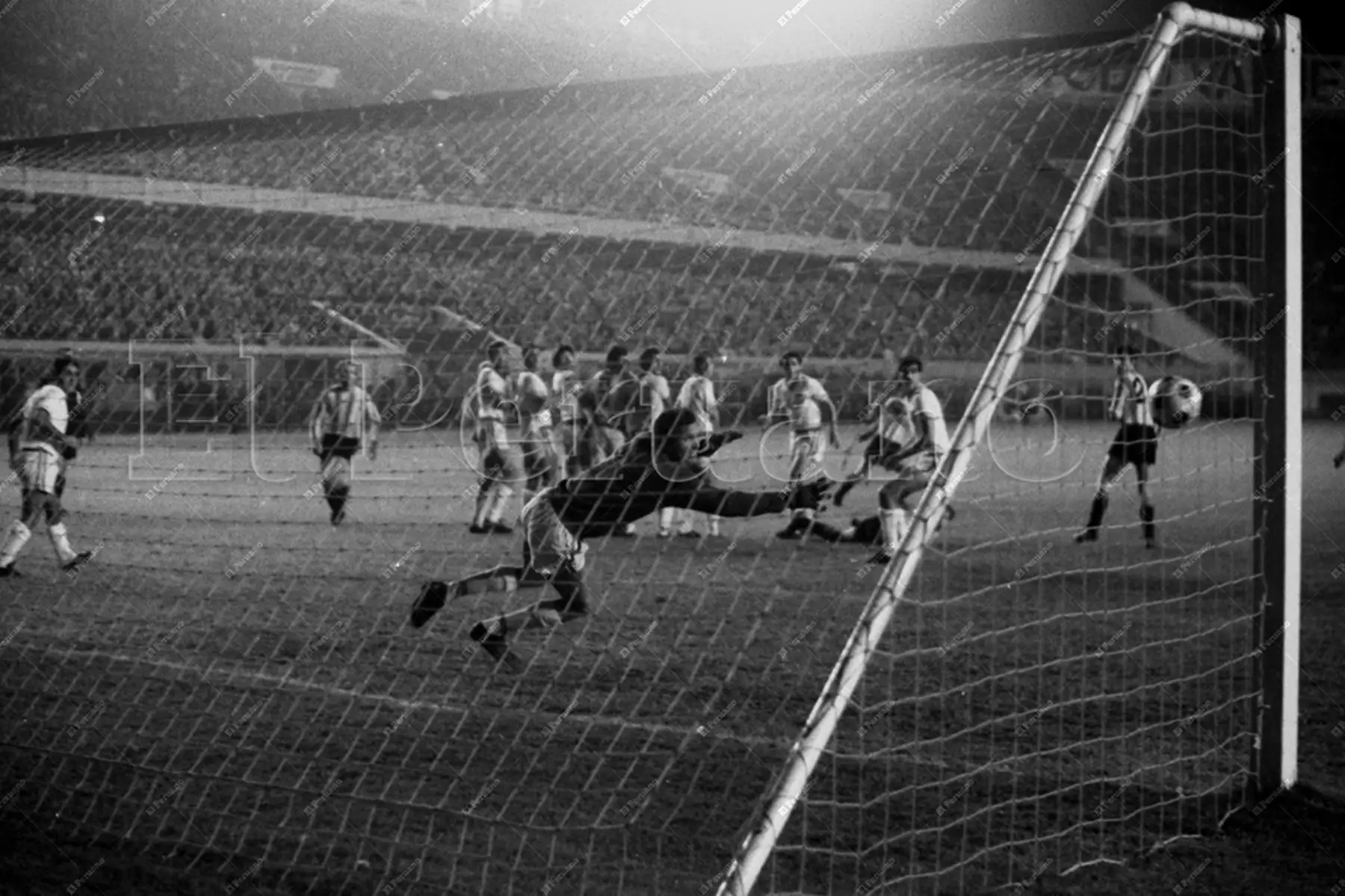 Lima - 9 junio 1971 / Nacional de Uruguay se coronó campeón de la Copa Libertadores de América en el Estadio Nacional de Lima al vencer 2-0 a Estudiantes Argentina. El cuadro tricolor ganó  por primera vez el codiciado trofeo y cortó el dominio del cuadro de La Plata luego de tres años. Foto Archivo Histórico de El Peruano