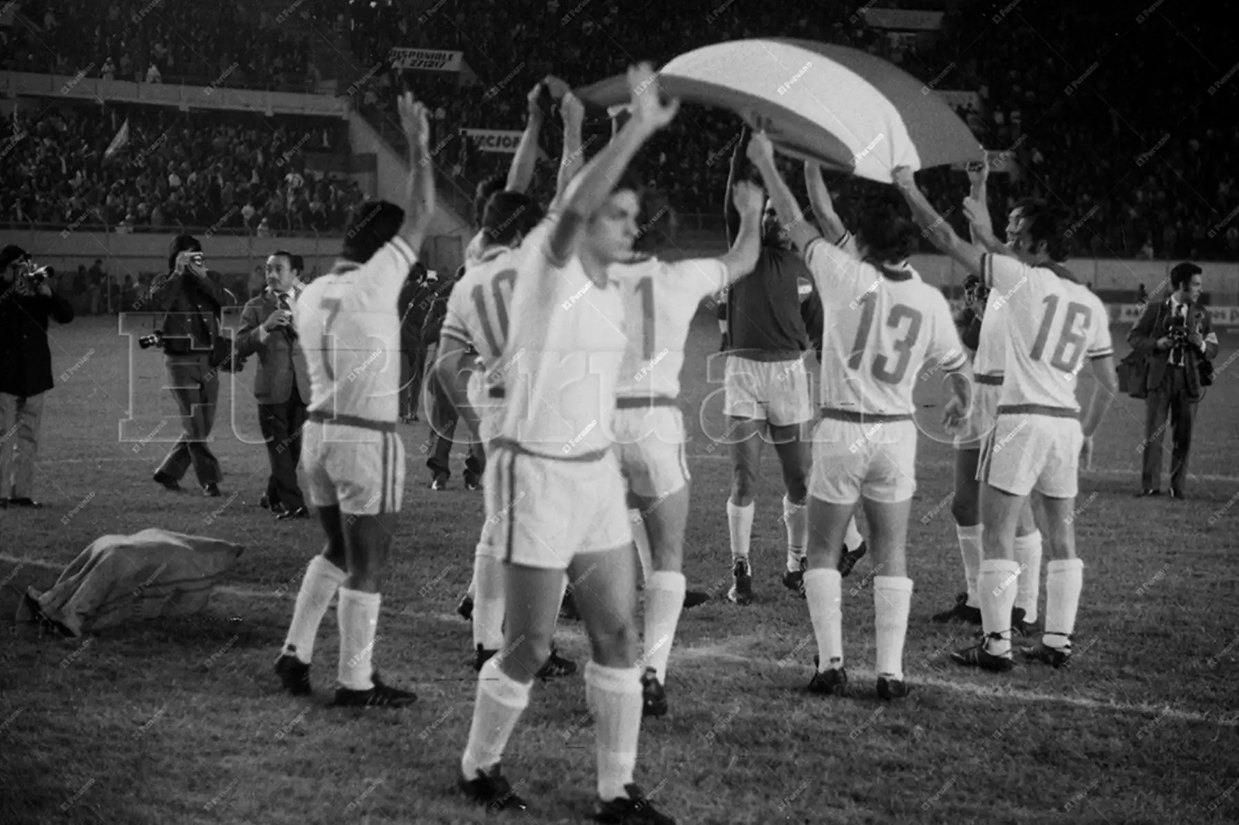 Lima - 9 junio 1971 / Jugadores del Nacional de Uruguay saludan al público con una bandera peruana. El cuadro uruguayo se coronó campeón de la Copa Libertadores de América en el Estadio Nacional de Lima al vencer 2-0 a Estudiantes Argentina. El cuadro tricolor ganó el codiciado trofeo y cortó el dominio del cuadro de La Plata luego de tres años. Foto Archivo Histórico de El Peruano