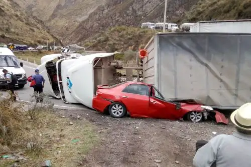 Tráiler se despista y vuelca sobre un auto matando a las dos personas que viajaban en este vehículo en la carretera Central. Foto: Pedro Tinoco