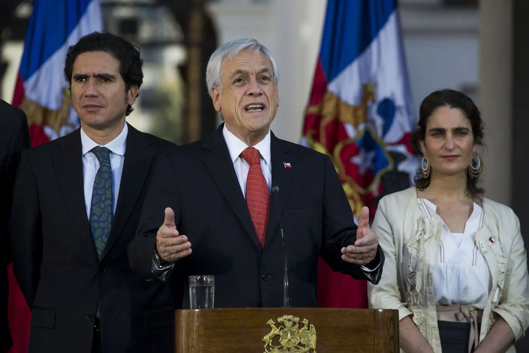 El presidente de Chile, Sebastián Piñera (C), habla durante la ceremonia de firma de un acuerdo de salario mínimo garantizado como parte de la agenda social promovida por el Gobierno para responder a las demandas de los ciudadanos después de semanas de protestas.
Foto: AFP