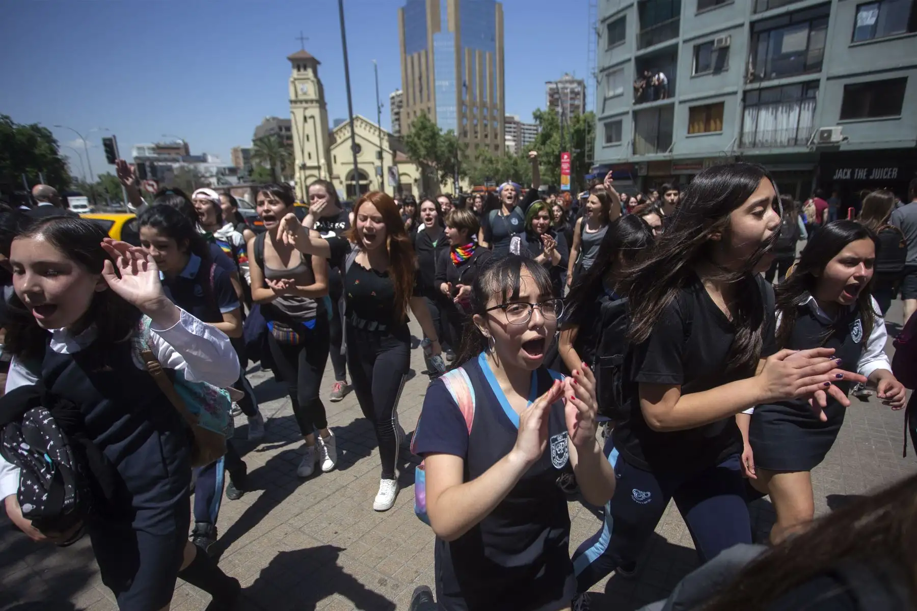 Los estudiantes se manifestaron durante una protesta contra las políticas del gobierno fuera del Centro Costanera en Santiago.
Foto: AFP
