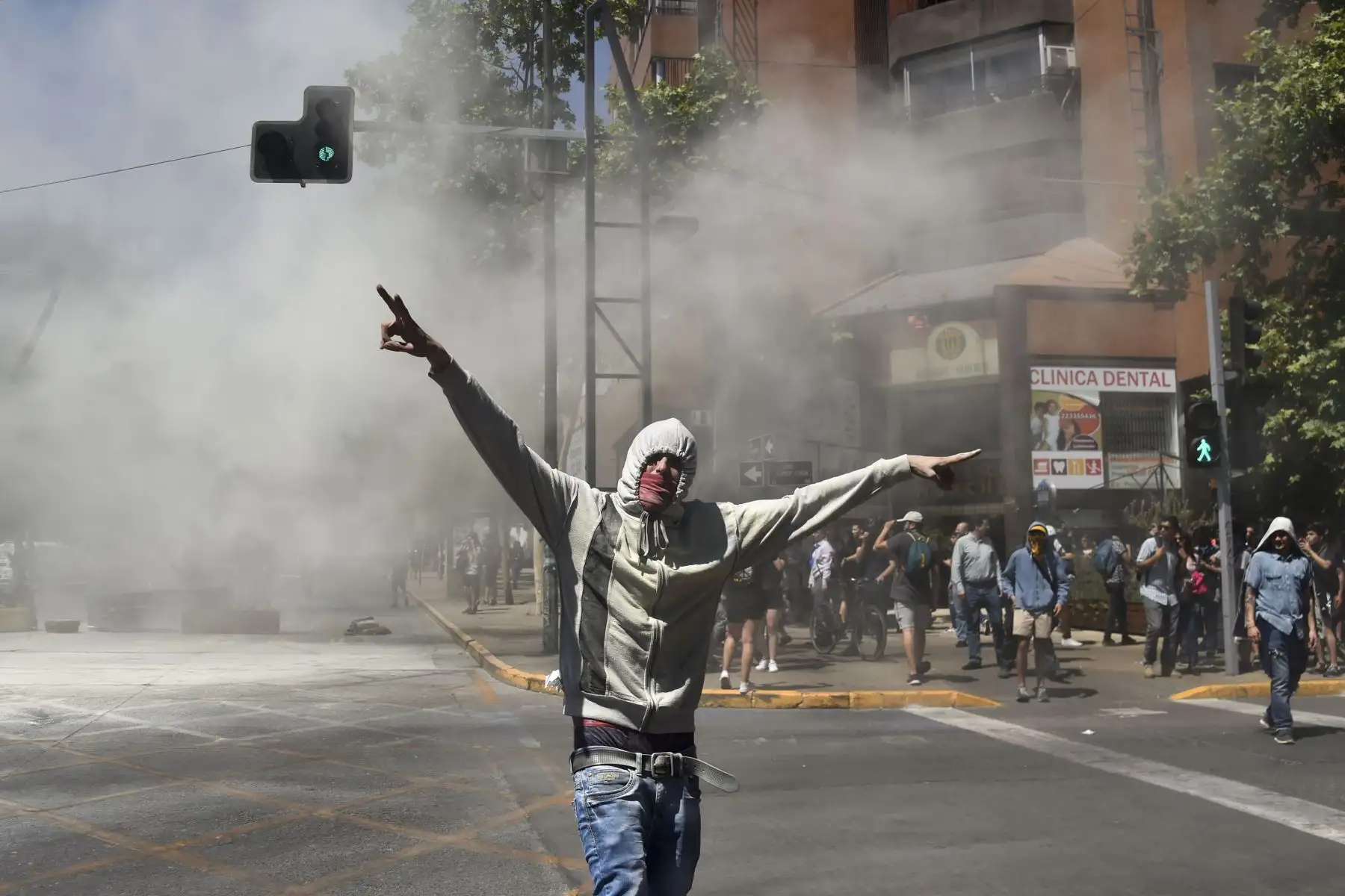 Un manifestante encapuchado participa en una protesta contra las políticas del gobierno cerca del Centro Costanera, un complejo comercial en Santiago.
Foto: AFP