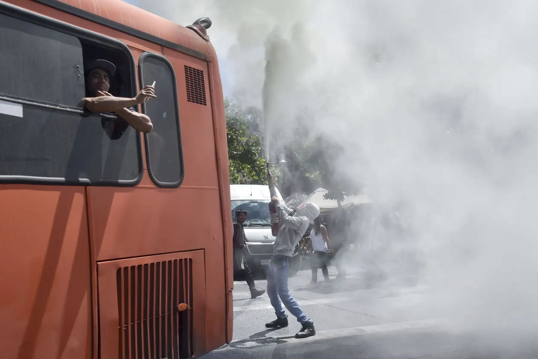Un manifestante desencadena un extintor de incendios durante una protesta contra las políticas gubernamentales cerca del Centro Costanera, un complejo comercial en Santiago.
Foto: AFP