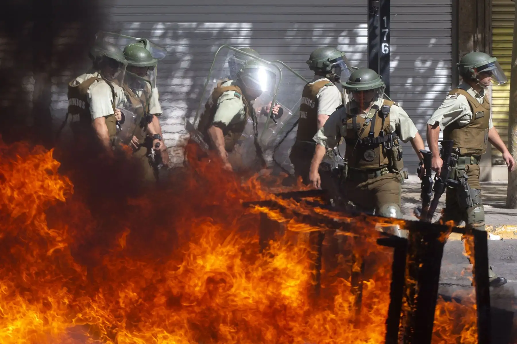 La policía antidisturbios pasó junto a una barricada en llamas durante una protesta contra las políticas económicas del gobierno en Santiago.
Foto: AFP