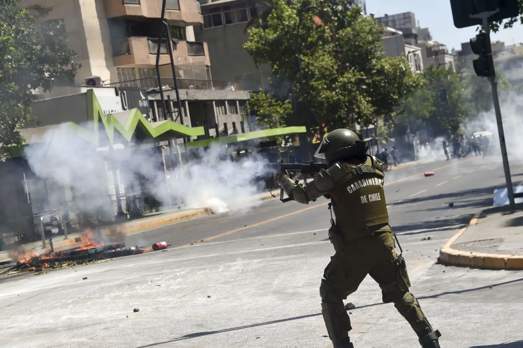 Un miembro de la policía antidisturbios disparó contra los manifestantes durante una protesta contra las políticas económicas del gobierno, cerca del Centro Costanera en Santiago.
Foto:AFP