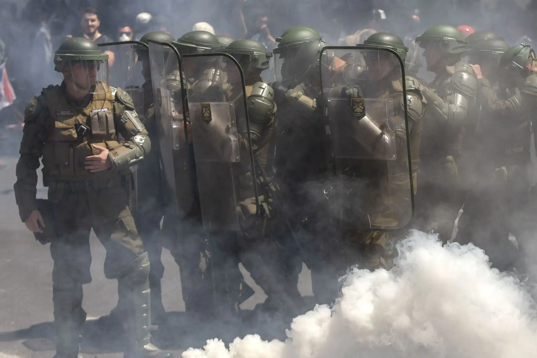 La policía antidisturbios se posicionó durante una protesta contra las políticas económicas del gobierno, cerca del Centro Costanera.
Foto: AFP