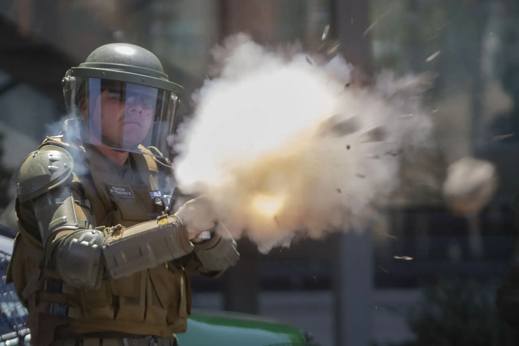 Un oficial de la policía antidisturbios lanza gases lacrimógenos para dispersar a los manifestantes durante una protesta contra las políticas económicas del gobierno, cerca del Centro Costanera.
Foto: AFP