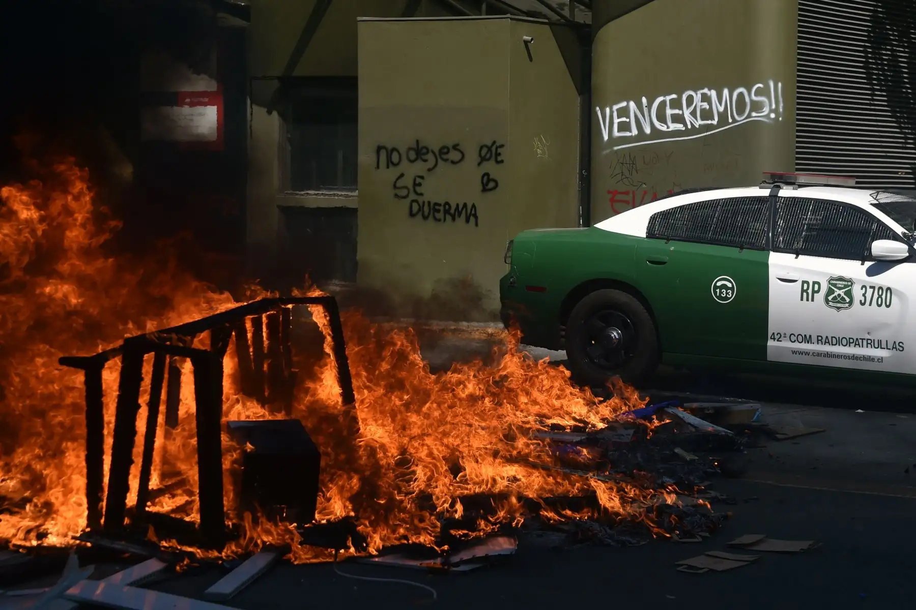 Vista de una barricada de incendios durante una protesta contra las políticas económicas del gobierno, cerca del Centro Costanera.
Foto: AFP